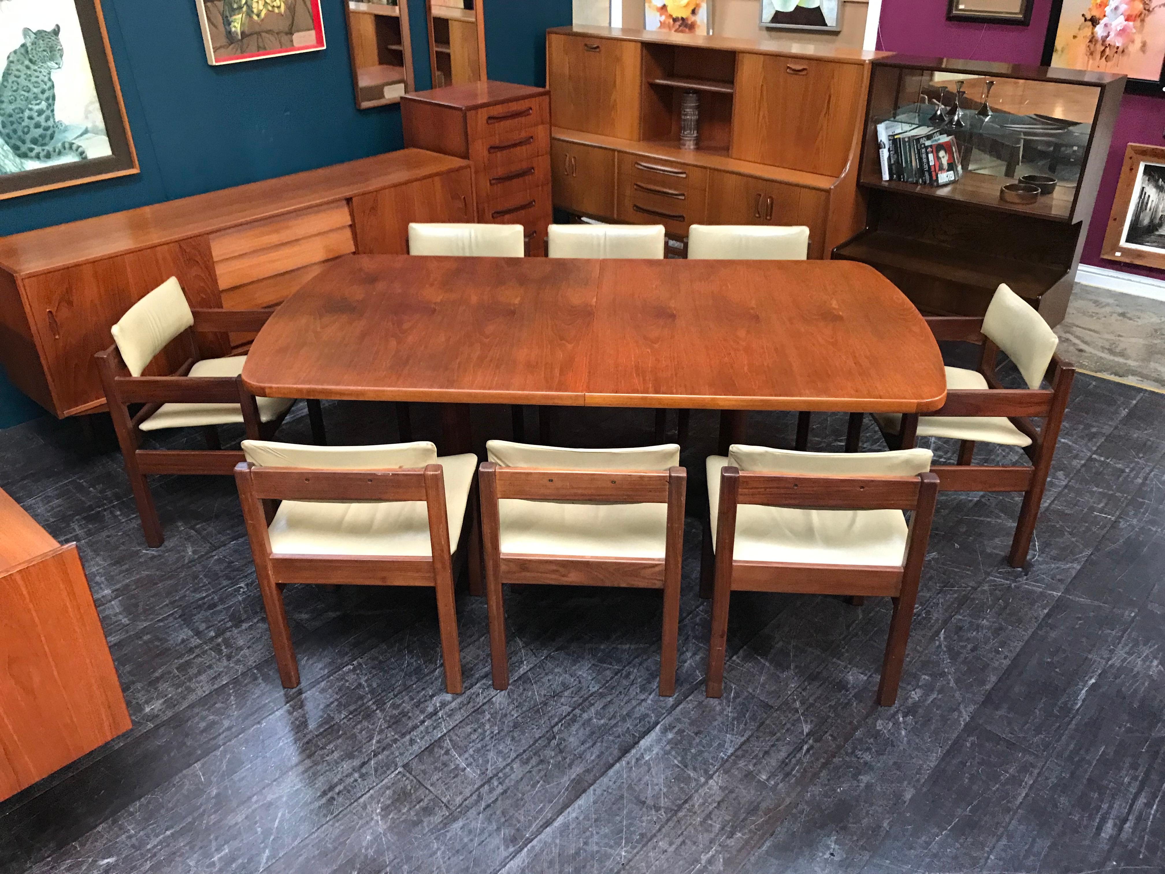 British Midcentury Teak Dining Table and 8-Leather Chairs by Gordon Russell In Good Condition In Glasgow, GB