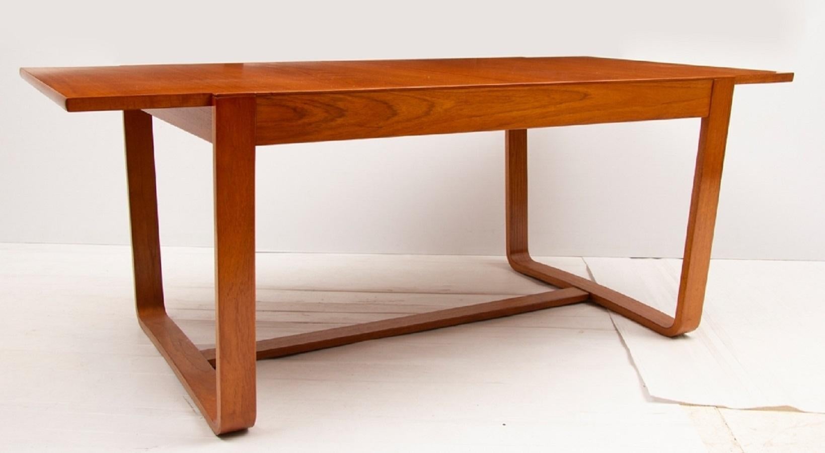 Designed by Gunther Hoffstead for Uniflex. Golden teak wood & original upholstery

Measures: Table H 71cm, W 92cm, D 183cm-30cm

Chairs H 76cm, W 53cm, D 47cm.