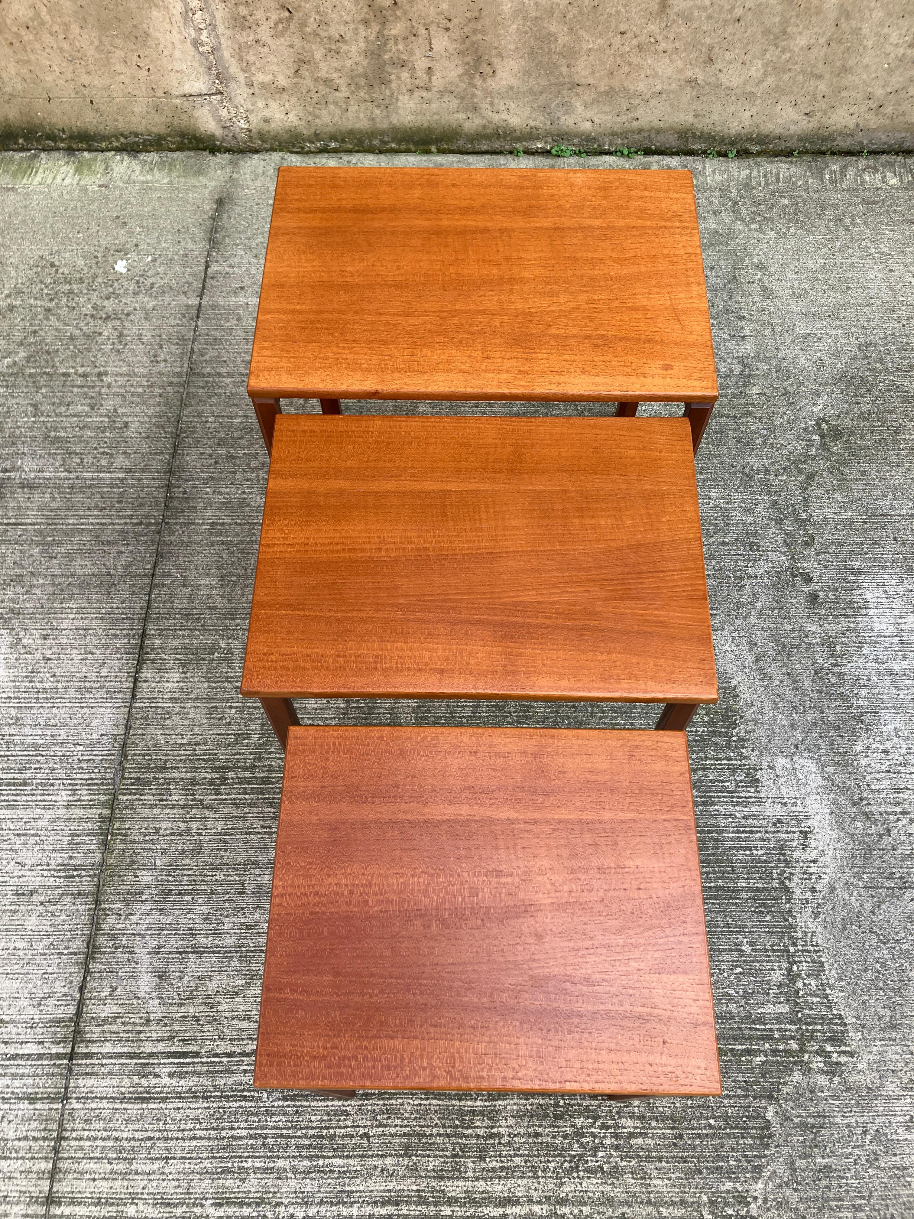 Britannique British Midcentury Nesting Tables in Teak by McIntosh en vente