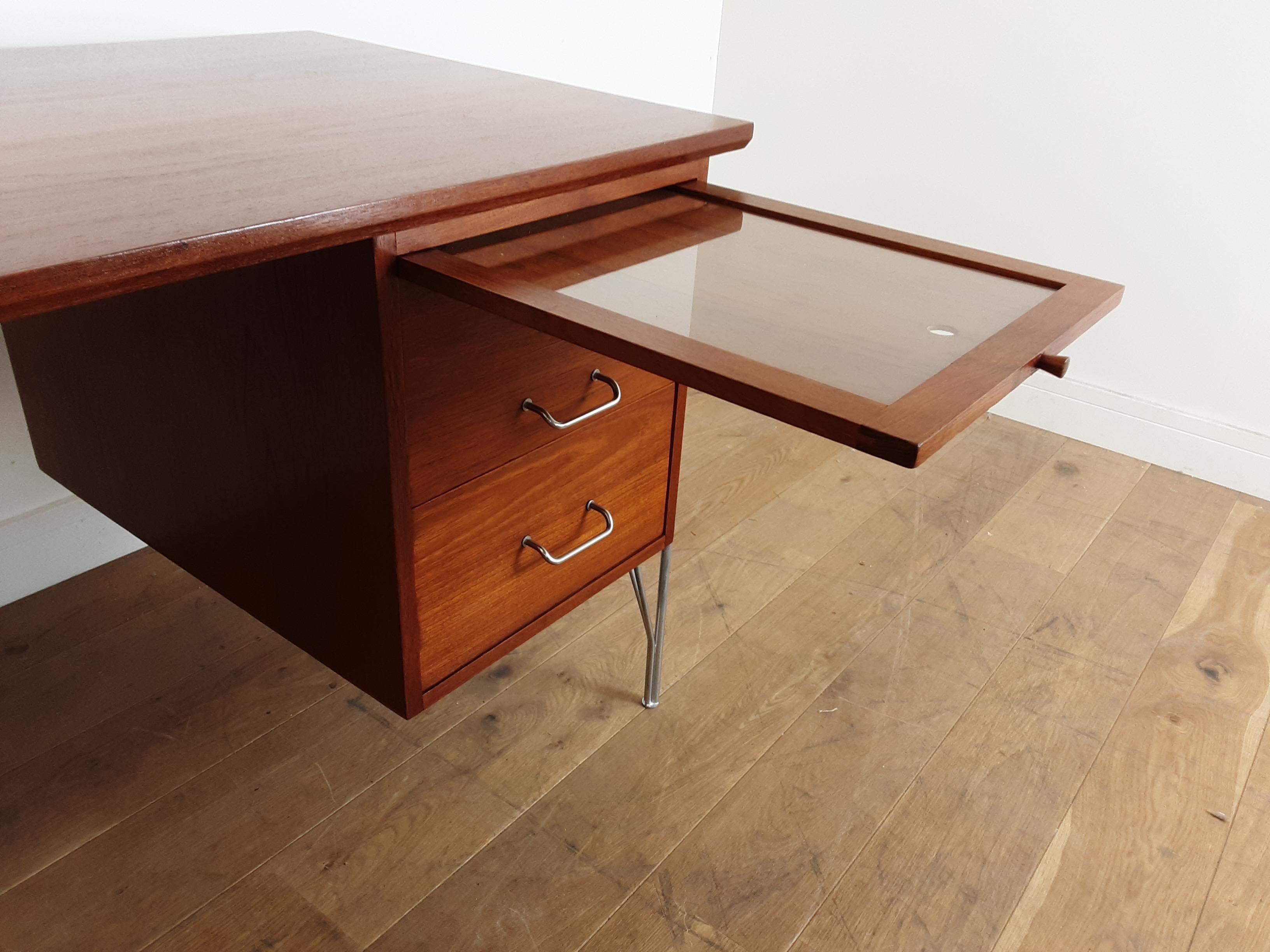 British Midcentury Teak Desk Designed by John and Sylvia Reid for Stag Furniture For Sale 5