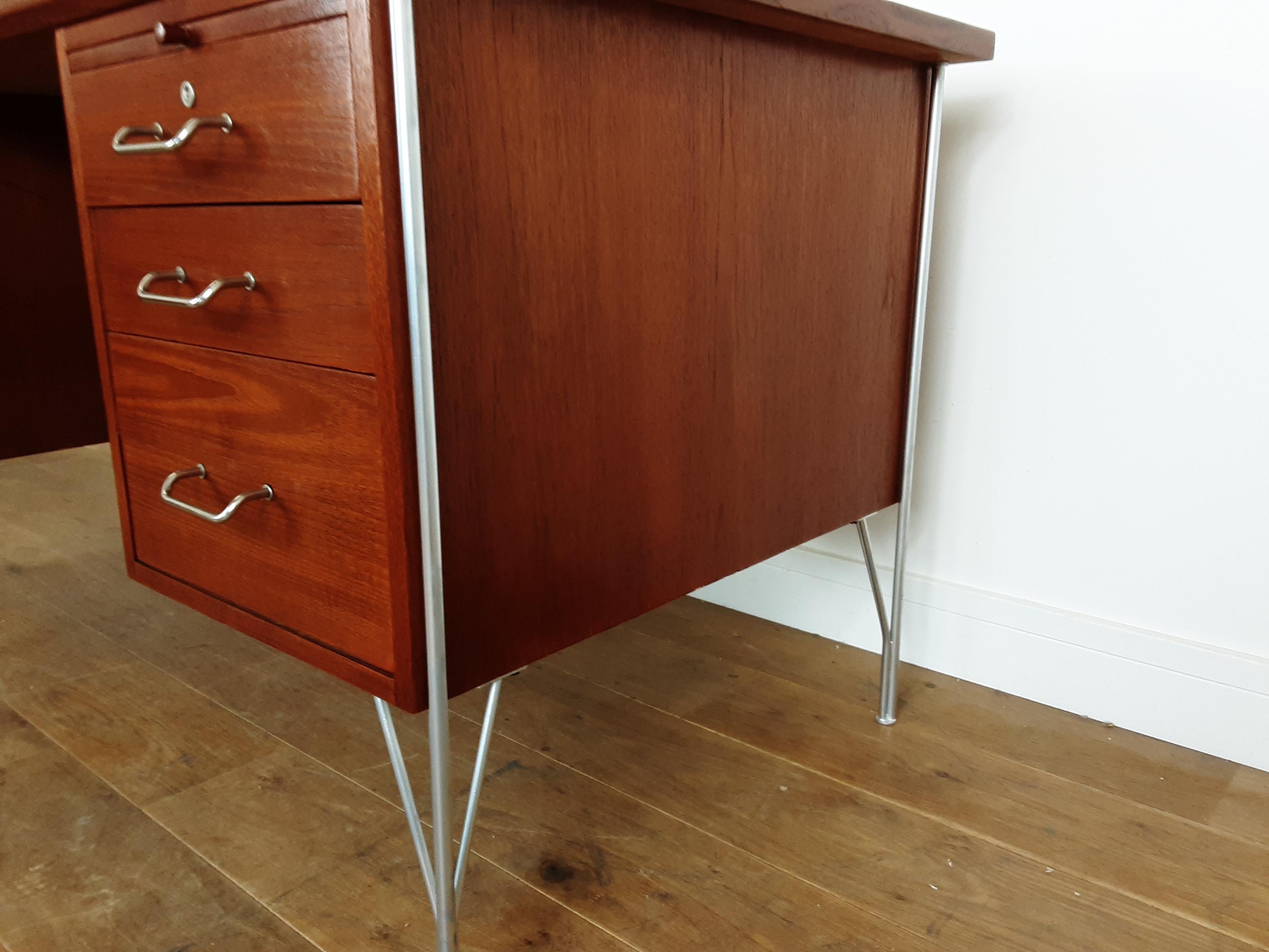 British Midcentury Teak Desk Designed by John and Sylvia Reid for Stag Furniture For Sale 8