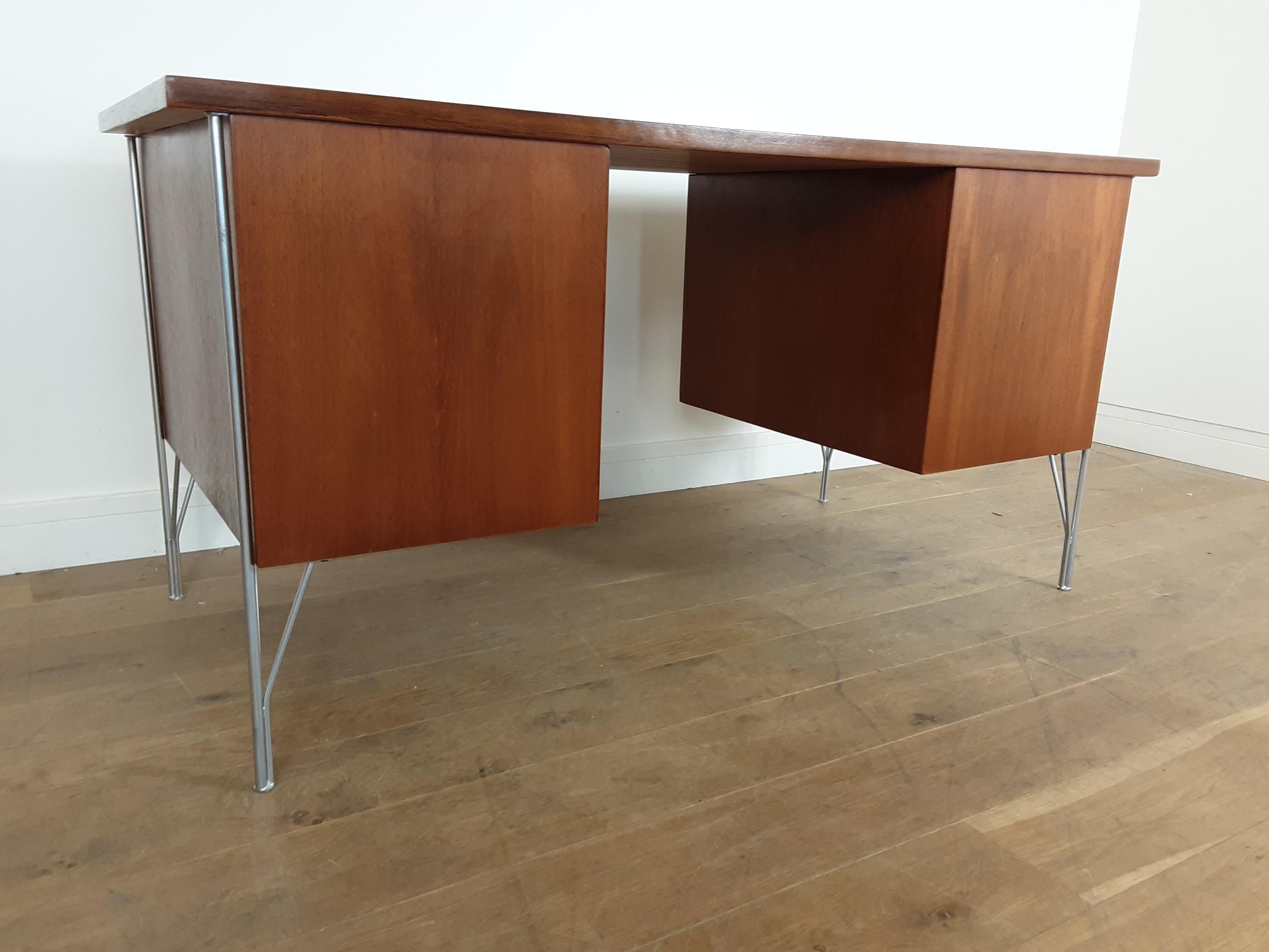 British Midcentury Teak Desk Designed by John and Sylvia Reid for Stag Furniture For Sale 10