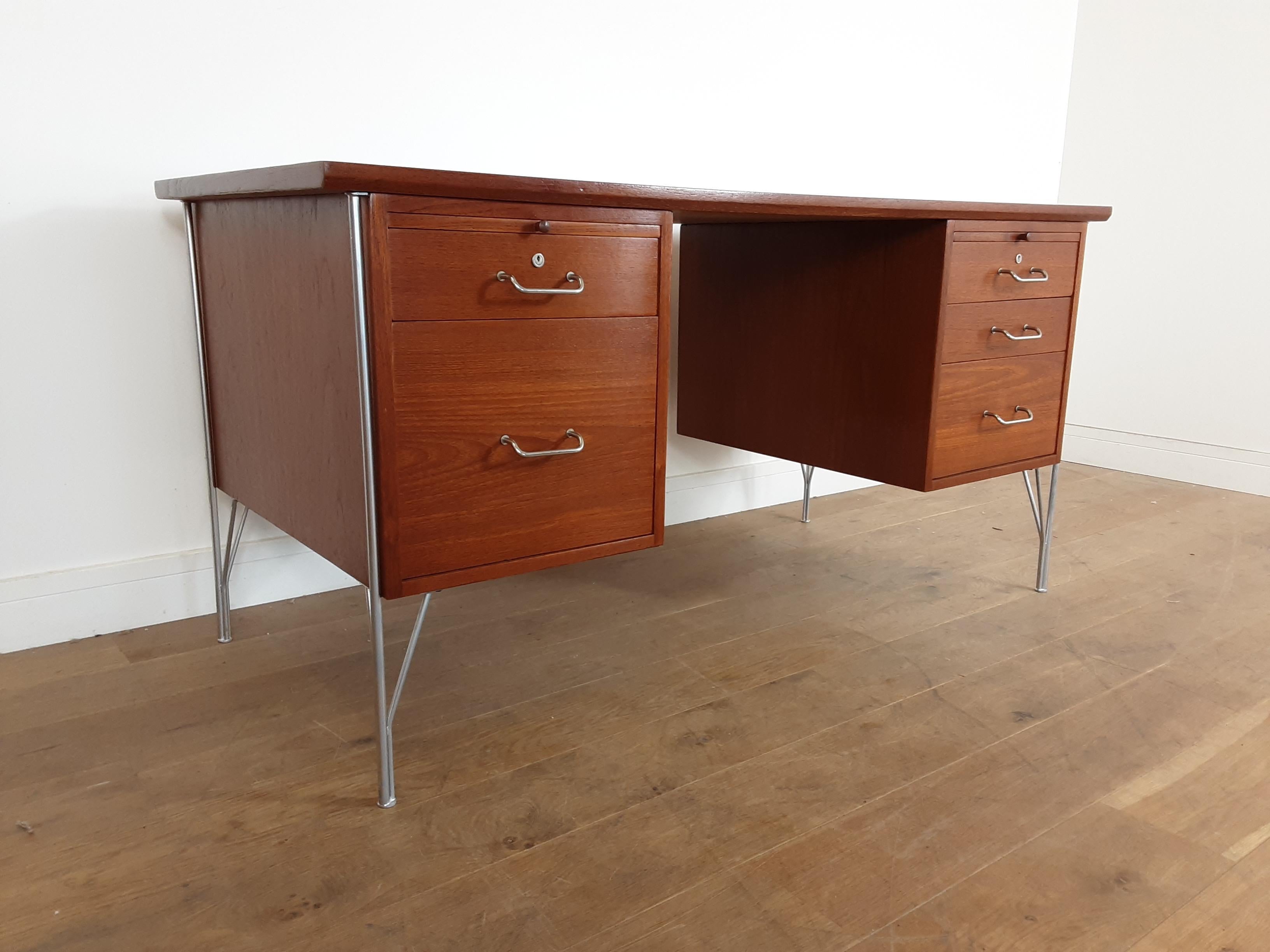 British Midcentury Teak Desk Designed by John and Sylvia Reid for Stag Furniture In Good Condition For Sale In London, GB
