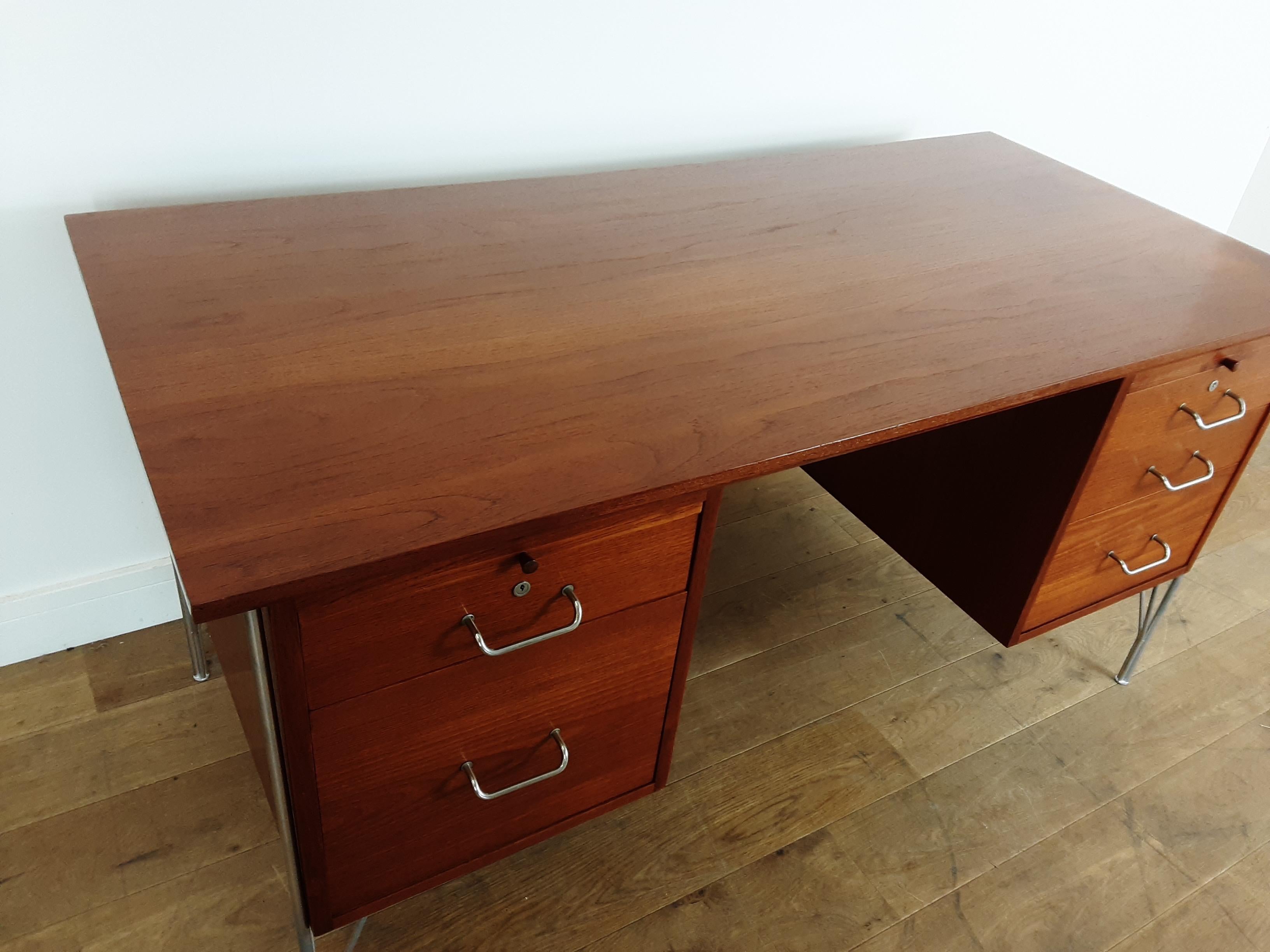 British Midcentury Teak Desk Designed by John and Sylvia Reid for Stag Furniture For Sale 1