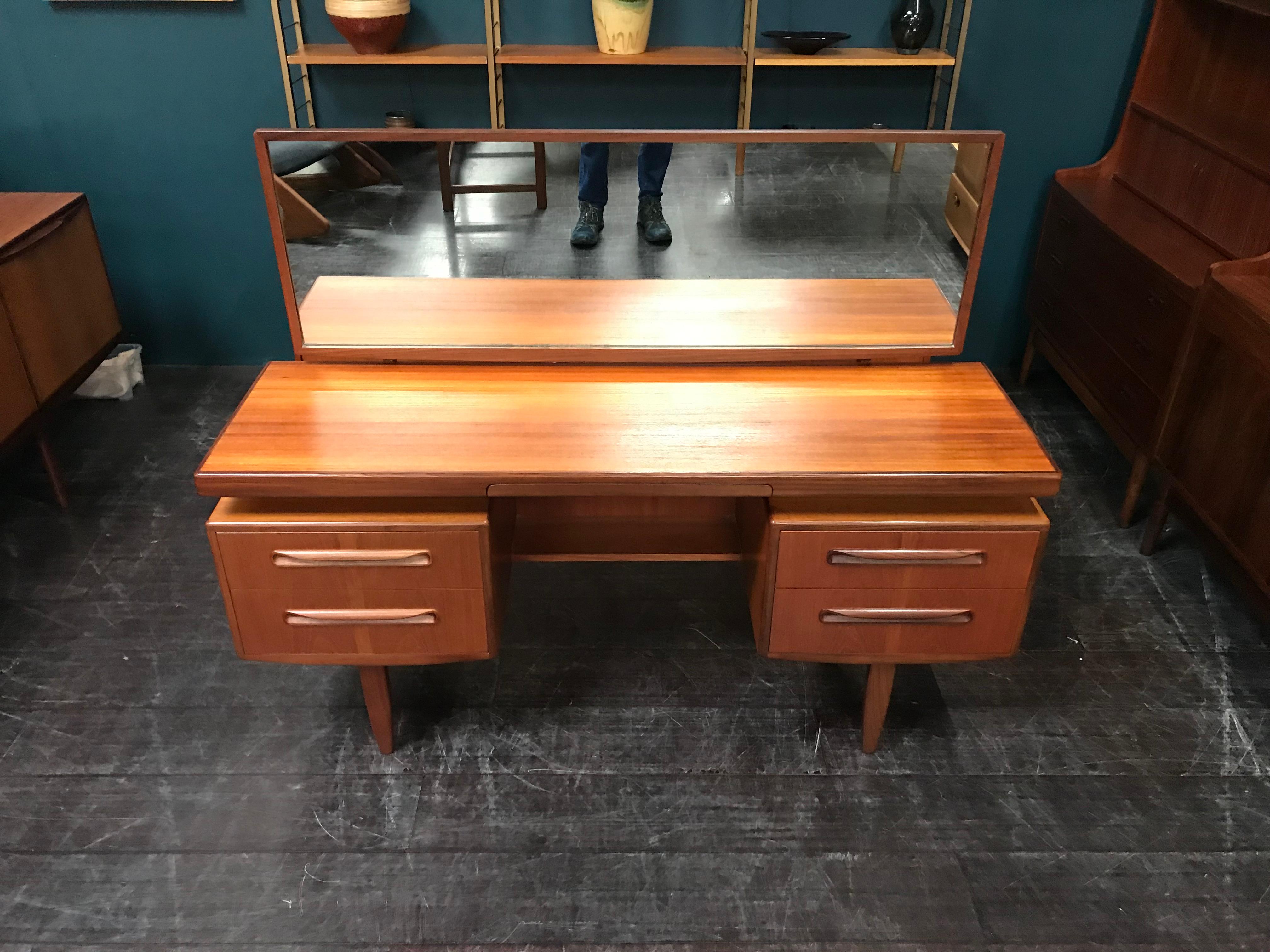 This vintage Fresco range floating dressing table features a slim and organic shape and offers storage possibilities with two double sets of drawers. There is also a cute little ‘secret’ drawer seamlessly built in to the table top and lined with