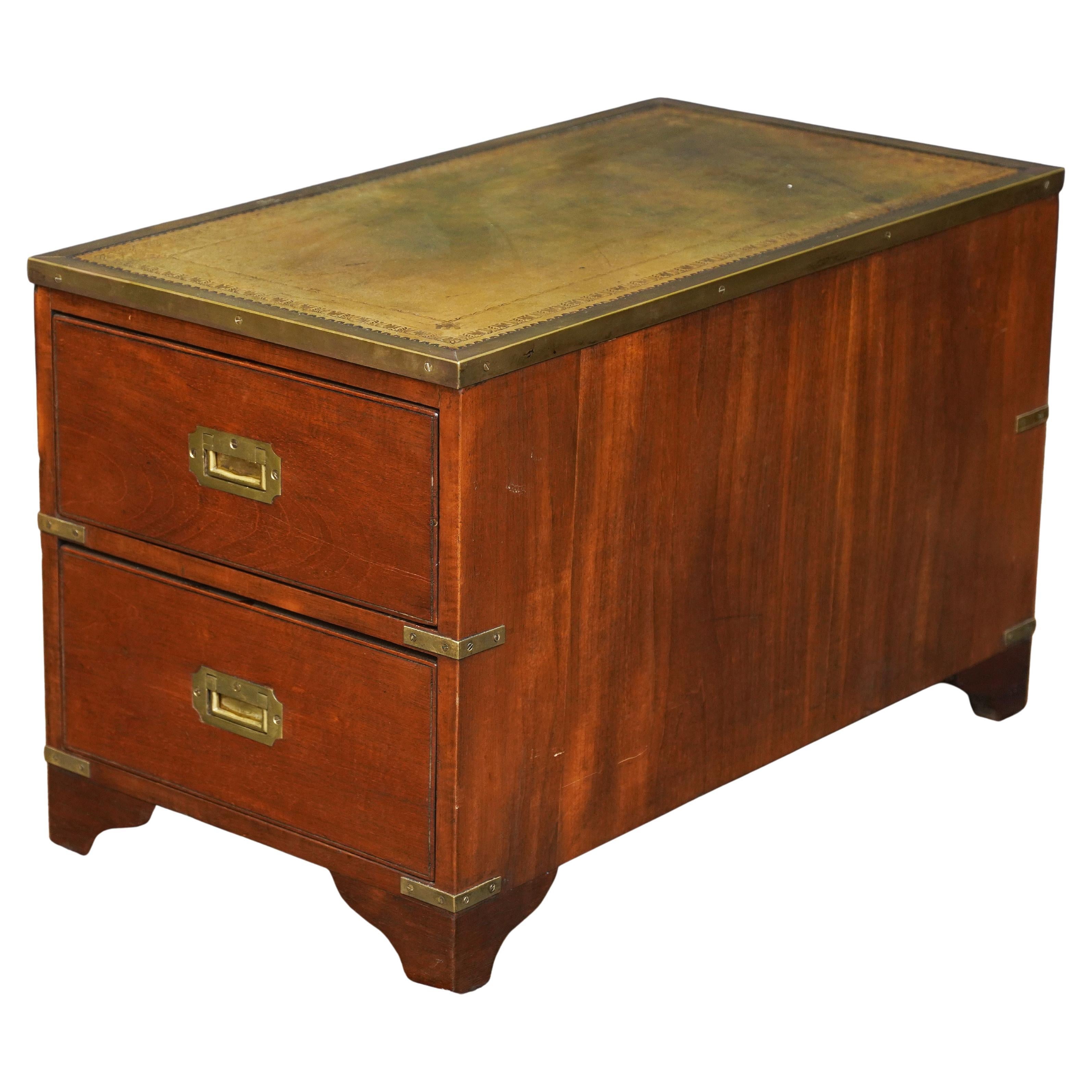 Cabinet ou table basse de campagne militaire britannique à plateau en cuir, bordé de laiton