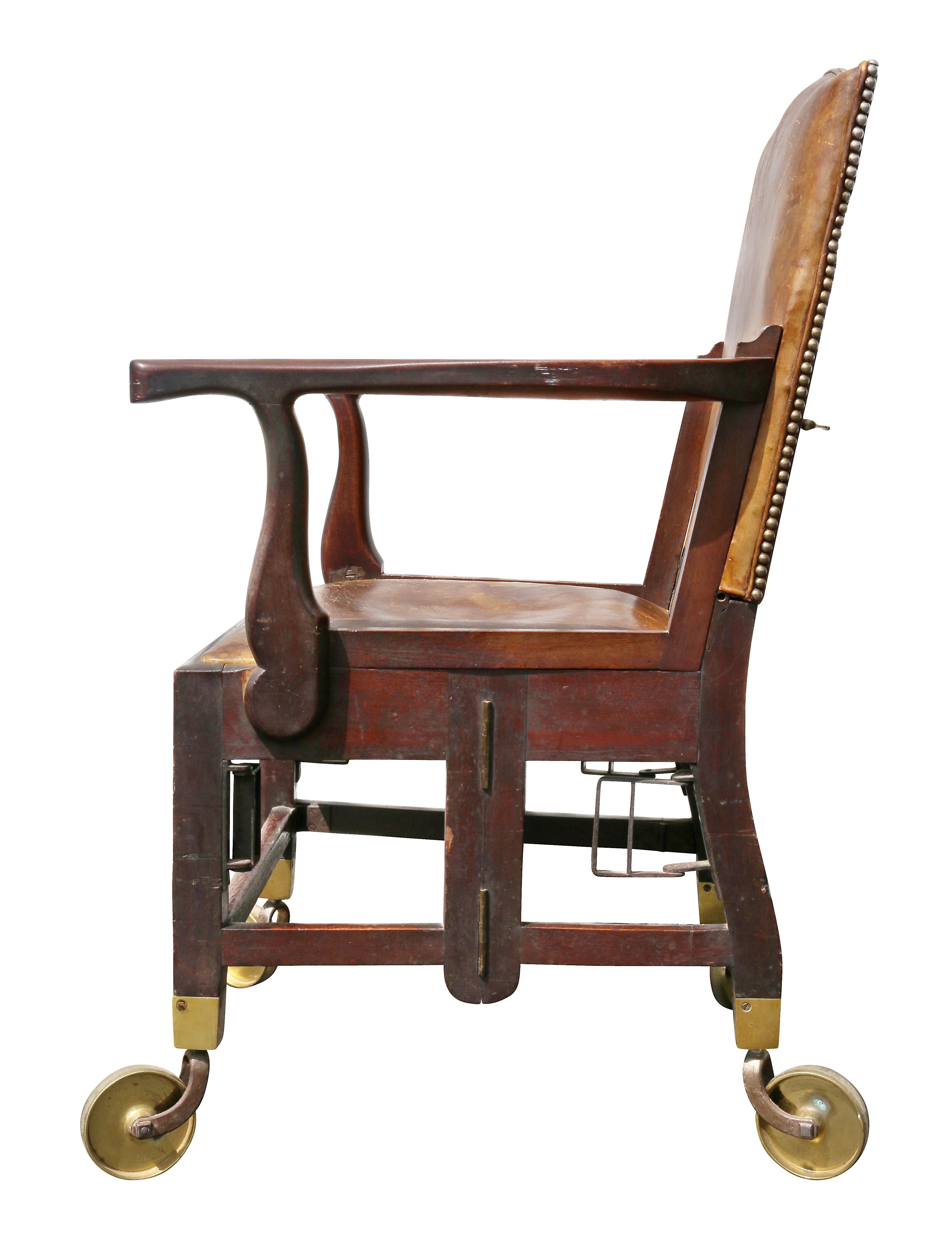 Acajou Fauteuil de campagne géorgien en acajou et laiton pour officiers