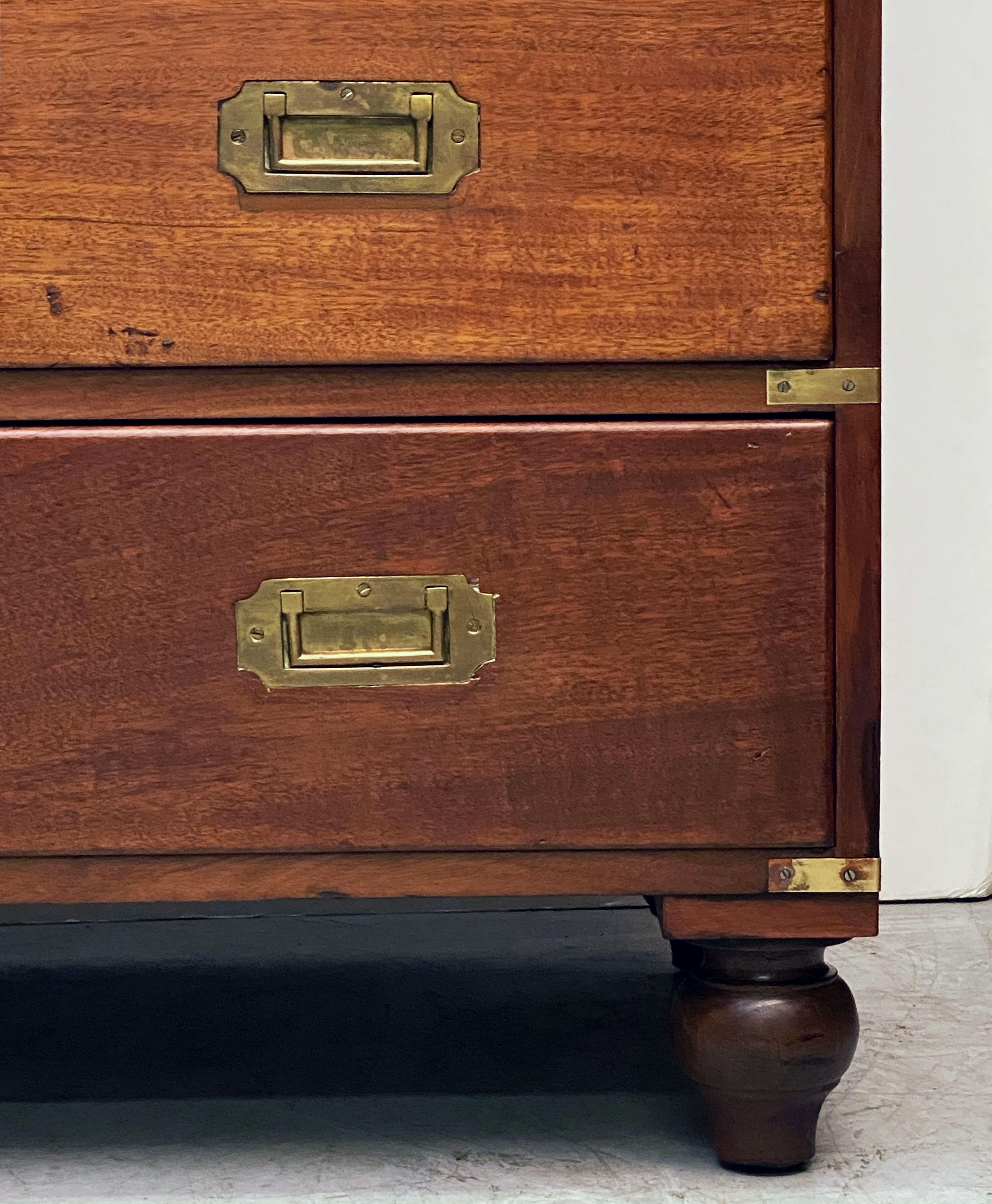 Commode de campagne d'un officier militaire britannique reliée en laiton en acajou 3