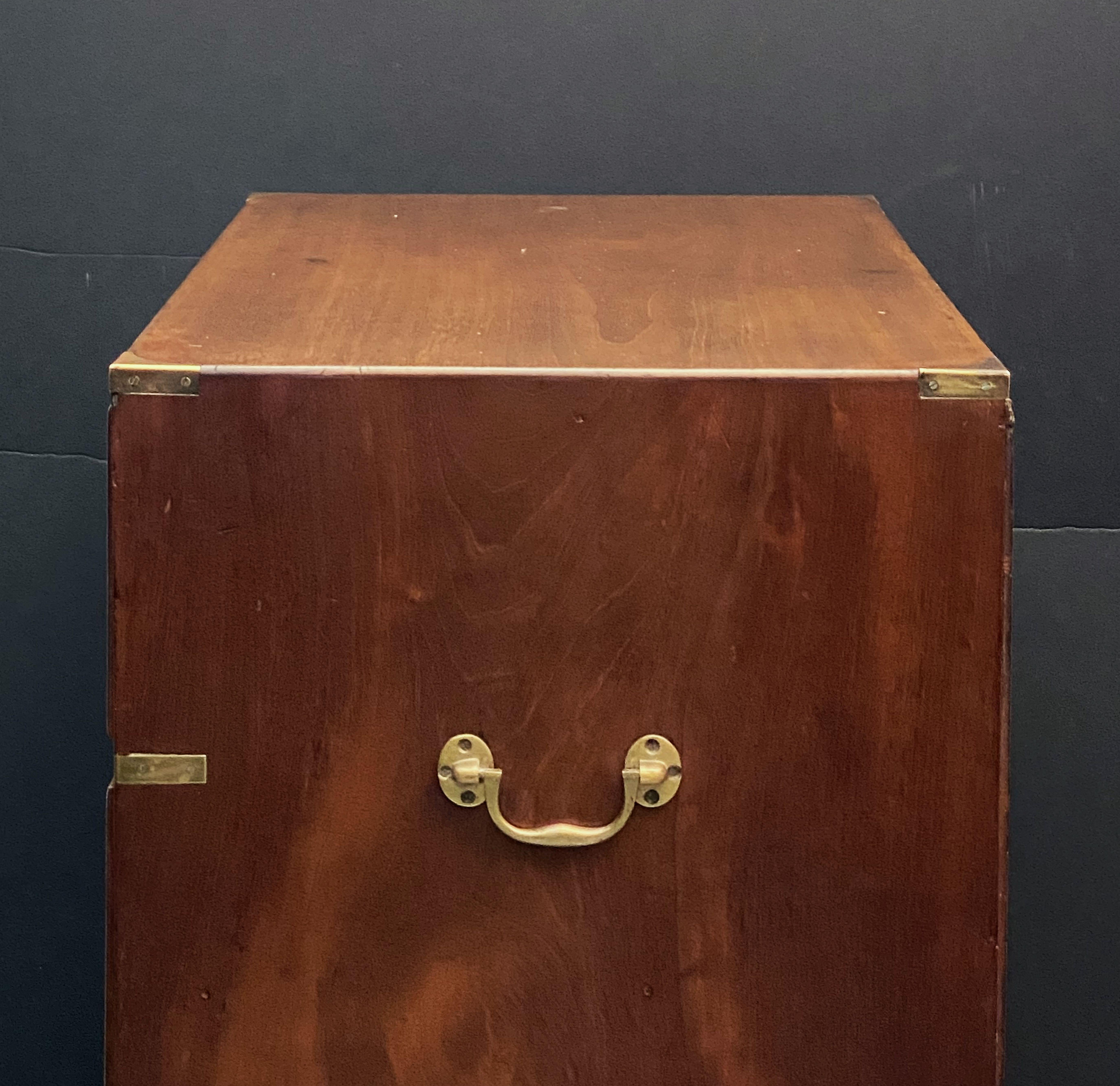 Commode de campagne d'un officier militaire britannique reliée en laiton en acajou 5