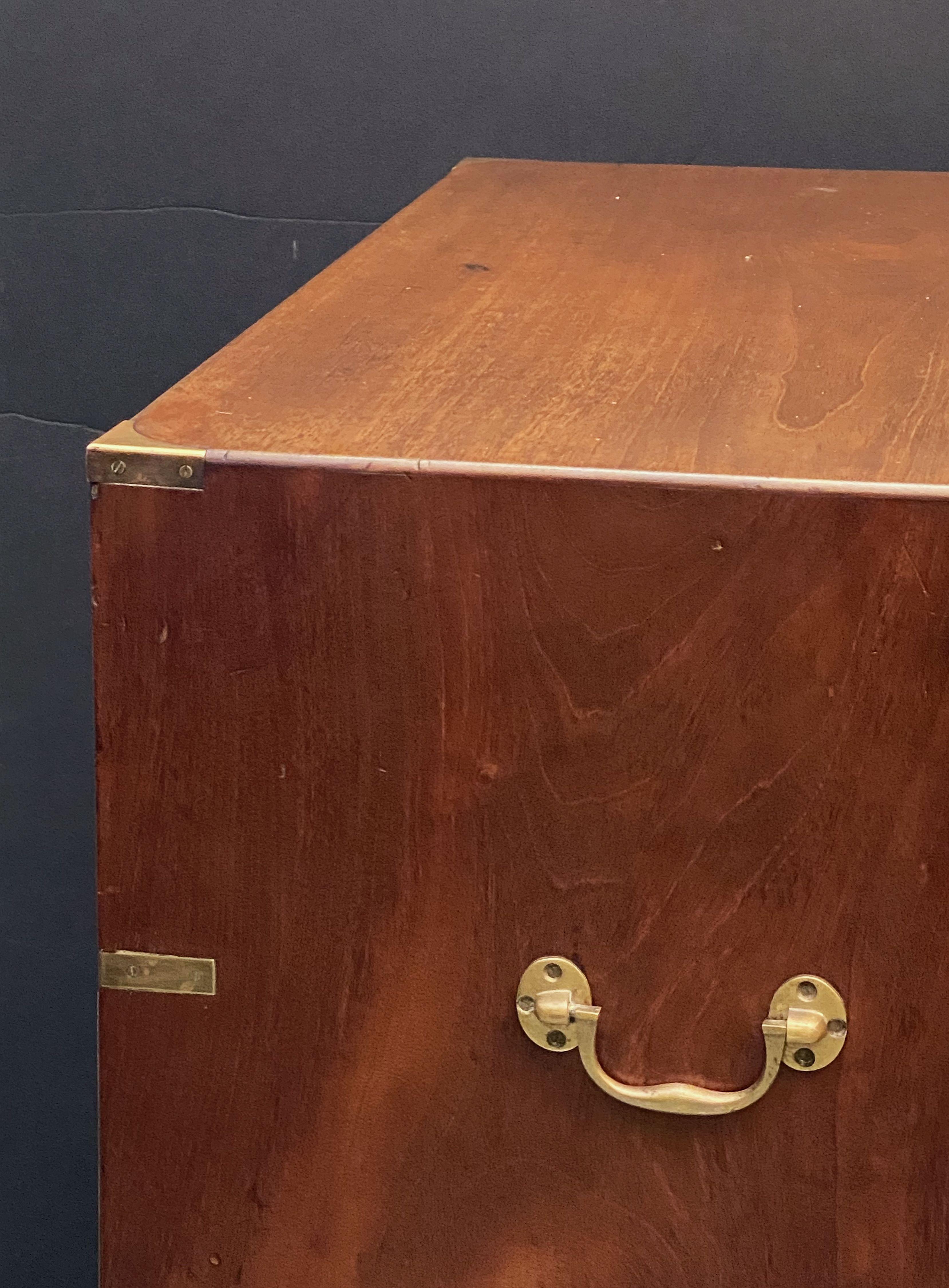 Commode de campagne d'un officier militaire britannique reliée en laiton en acajou 6
