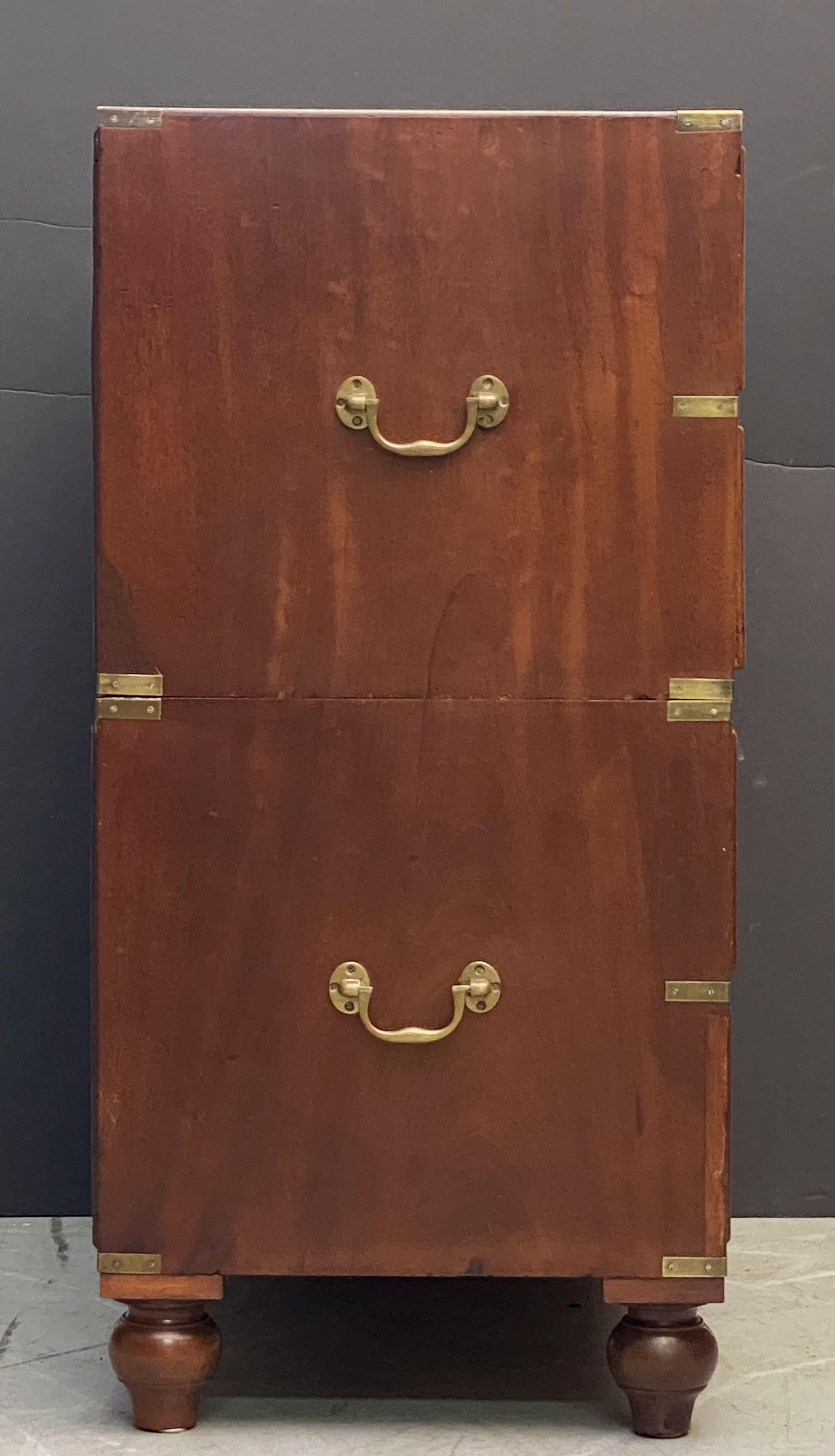 Commode de campagne d'un officier militaire britannique reliée en laiton en acajou 7