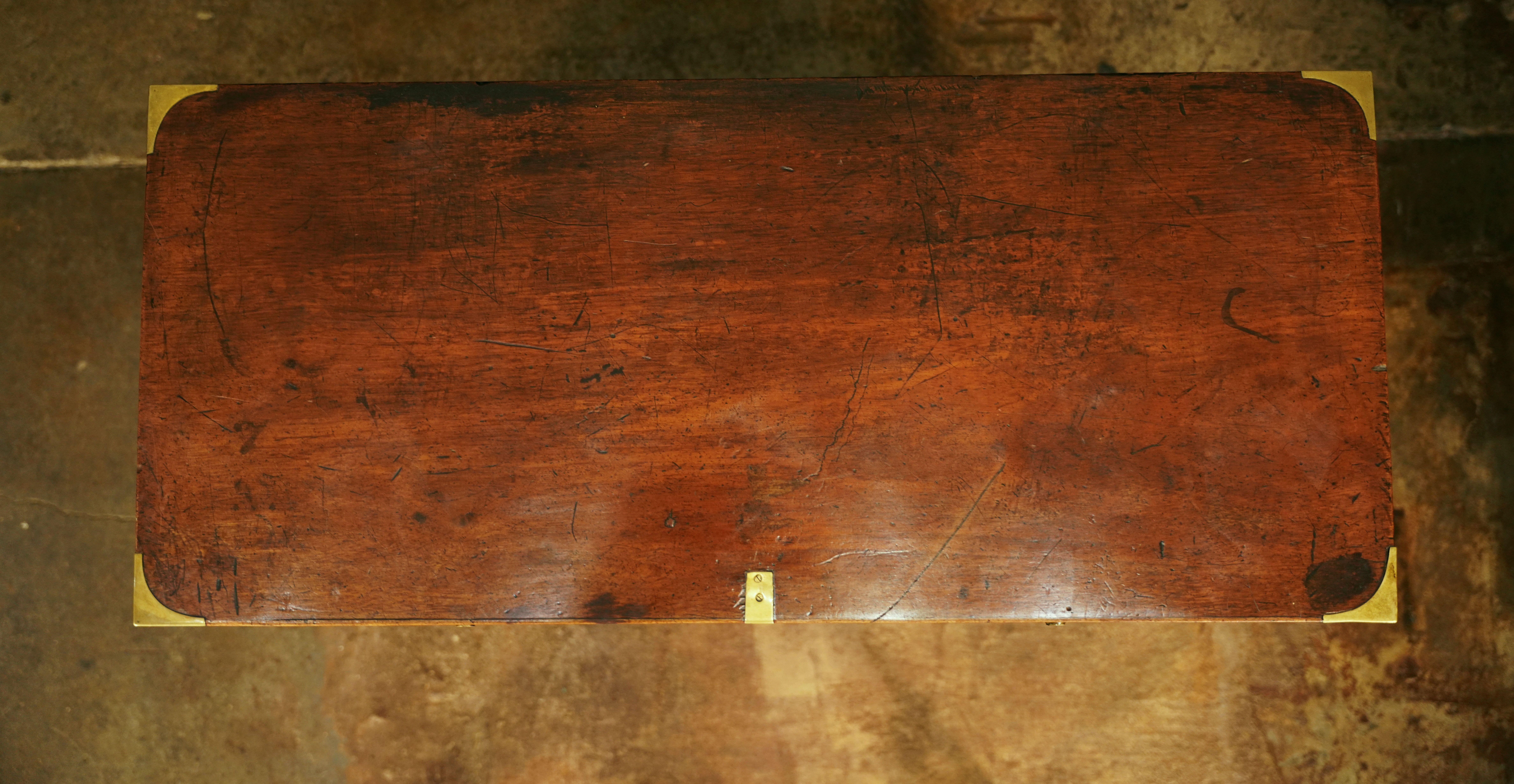 Cómoda de campaña de oficial militar británico de caoba latonada en venta 3