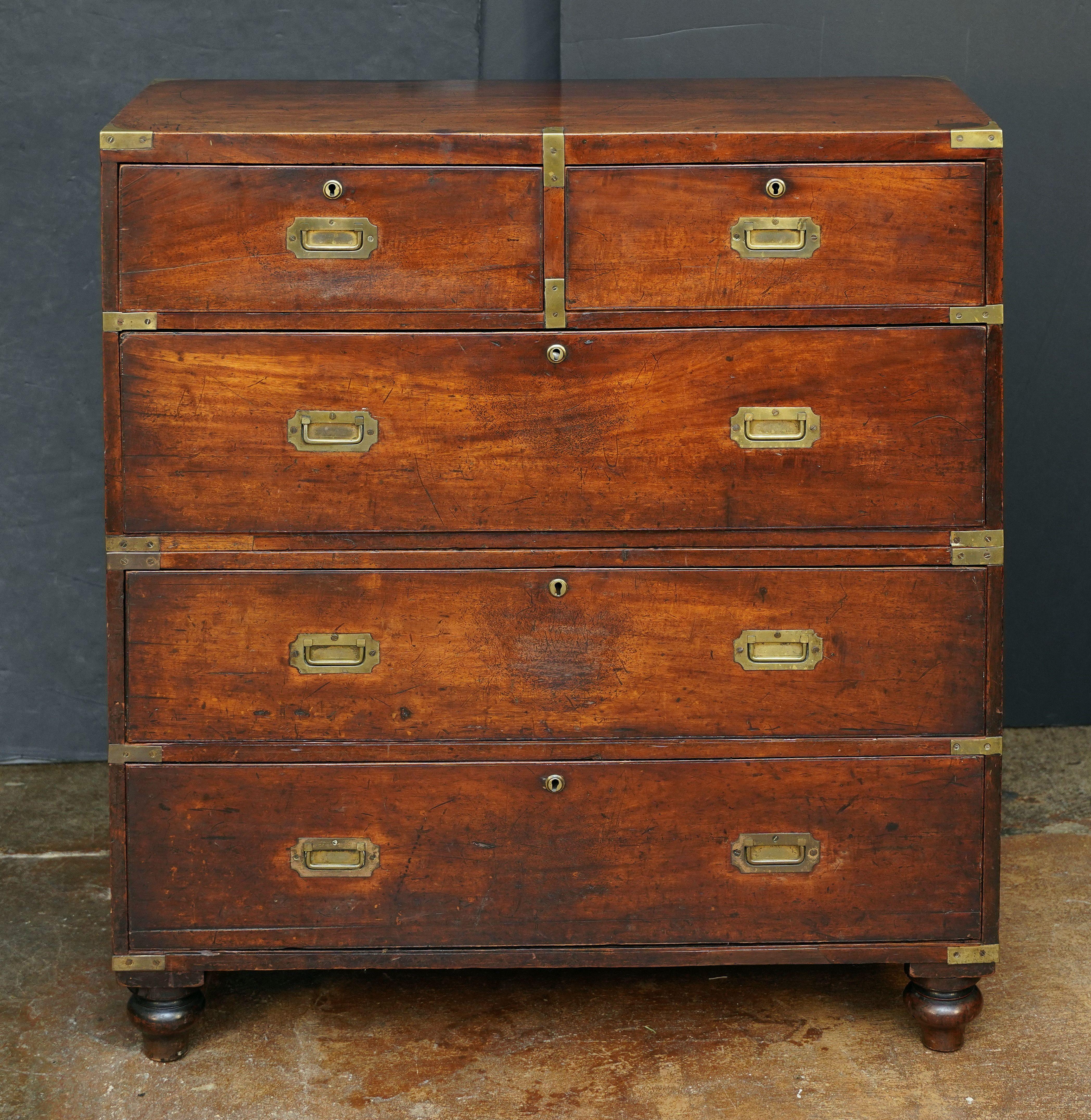 Cómoda de campaña de oficial militar británico de caoba latonada Inglés en venta