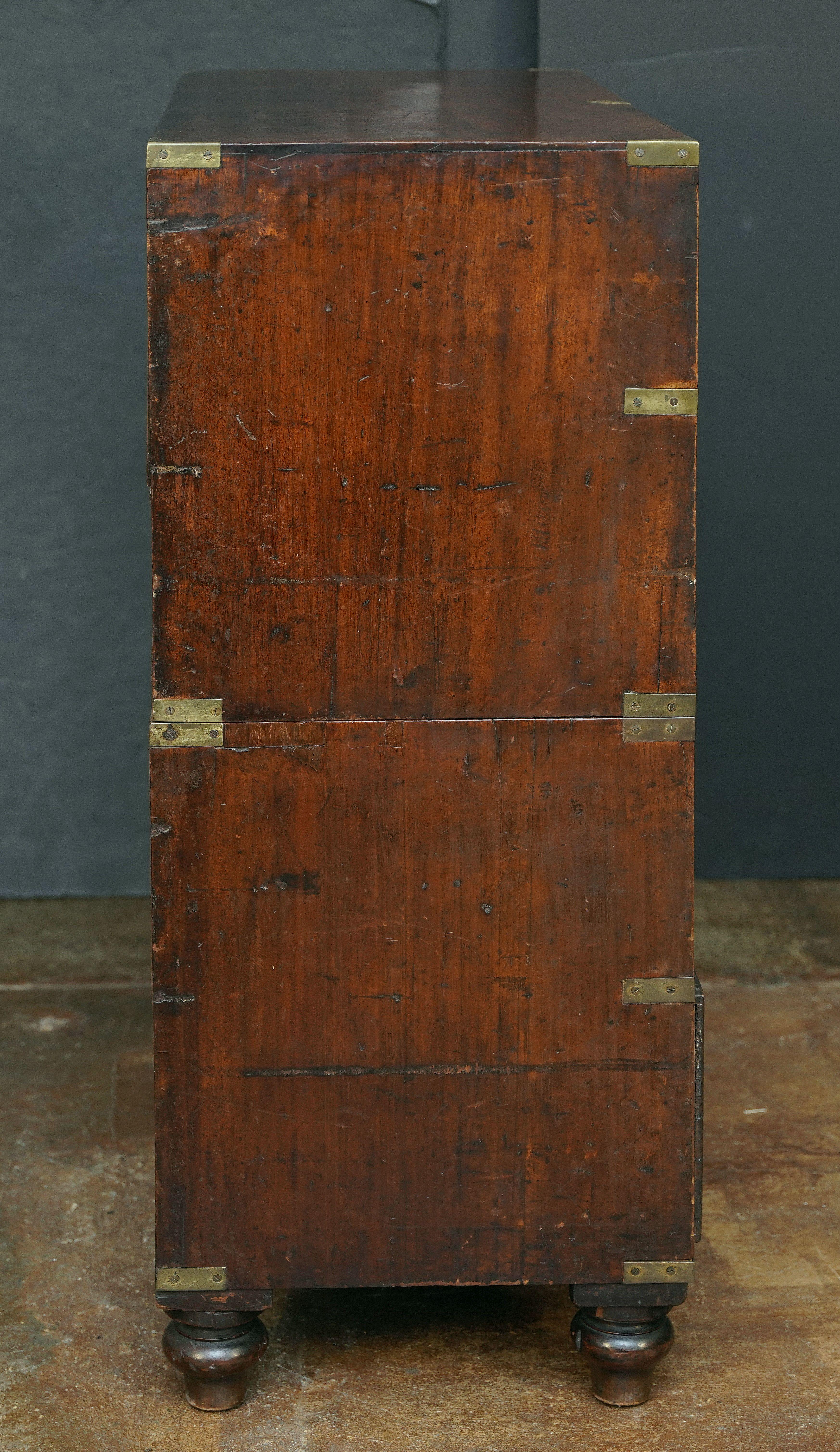 Cómoda de campaña de oficial militar británico de caoba latonada Latón en venta