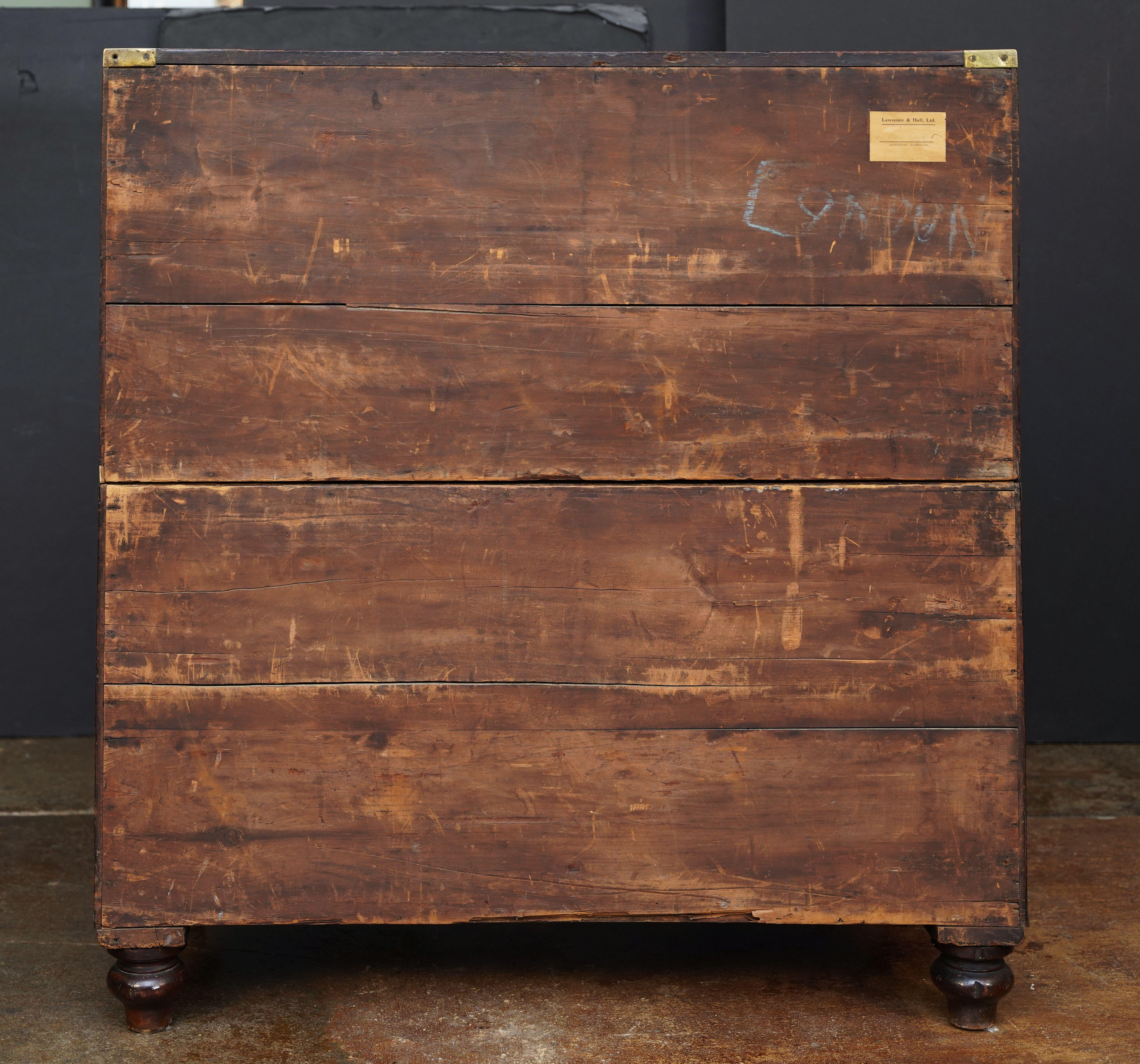 Cómoda de campaña de oficial militar británico de caoba latonada en venta 1