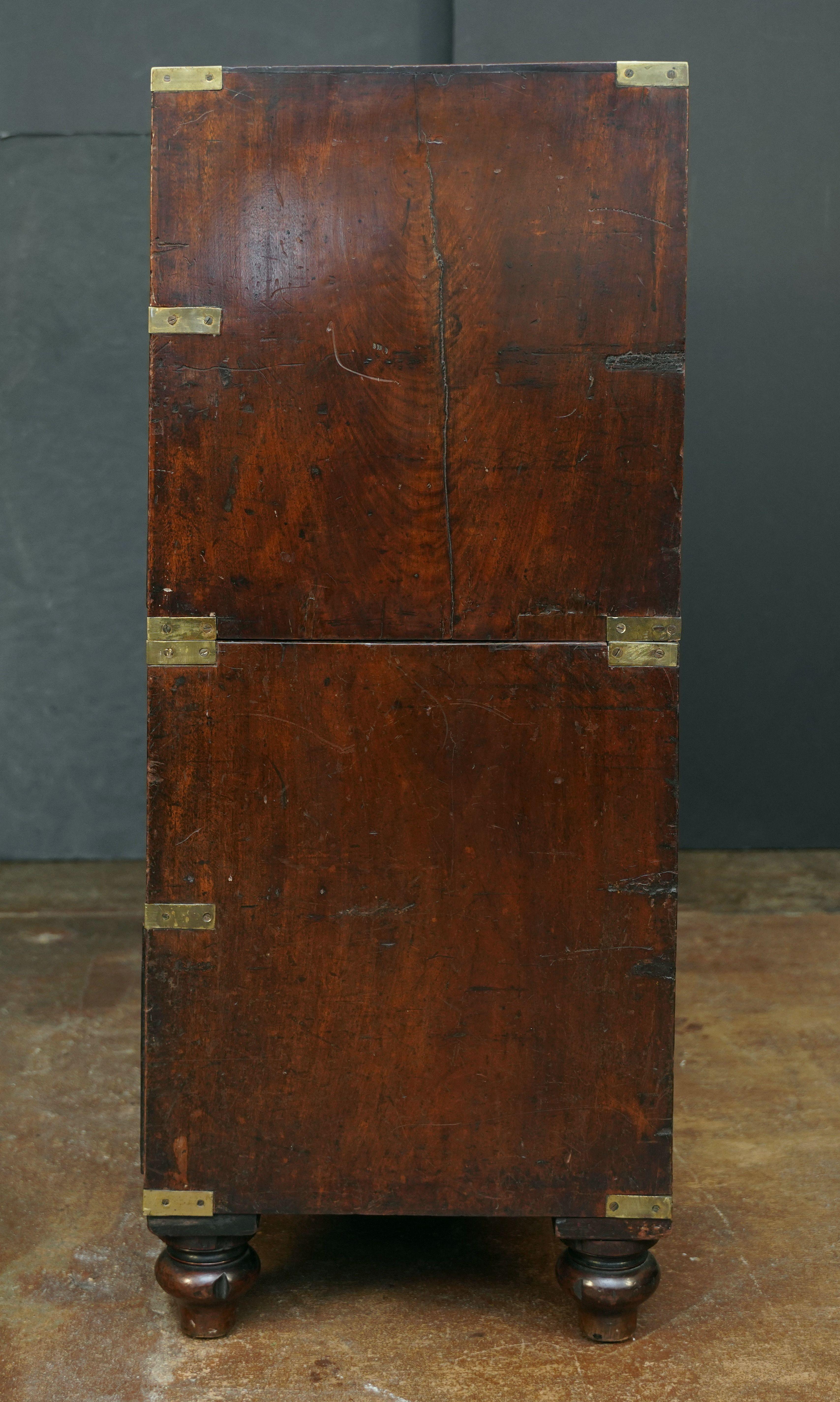 Cómoda de campaña de oficial militar británico de caoba latonada en venta 2