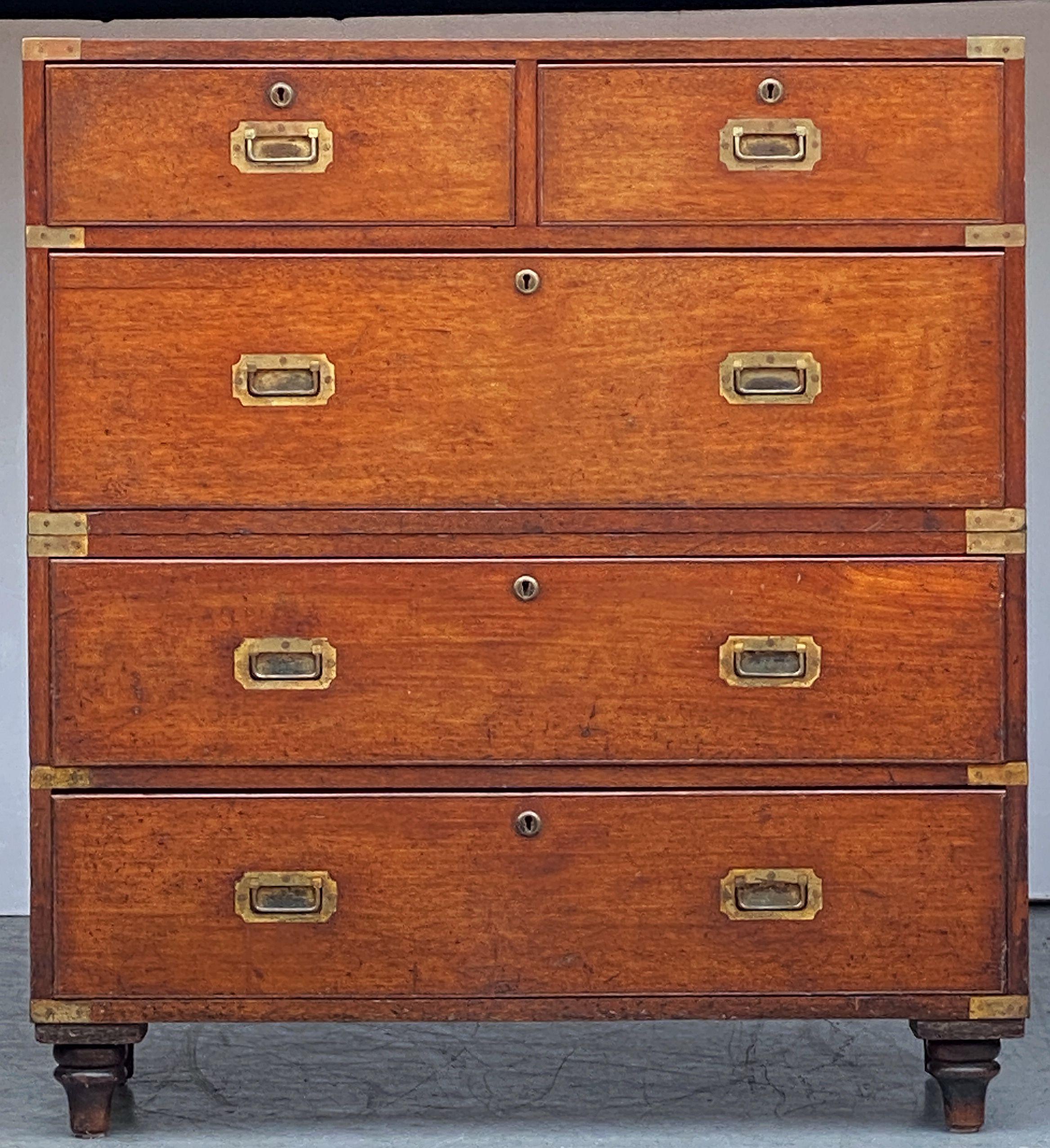 A handsome British military officer’s Campaign Ware chest of drawers or dresser, from the 19th century, featuring a patinated mahogany exterior with two short drawers over three long drawers, with brass escutcheons and recessed pulls. The