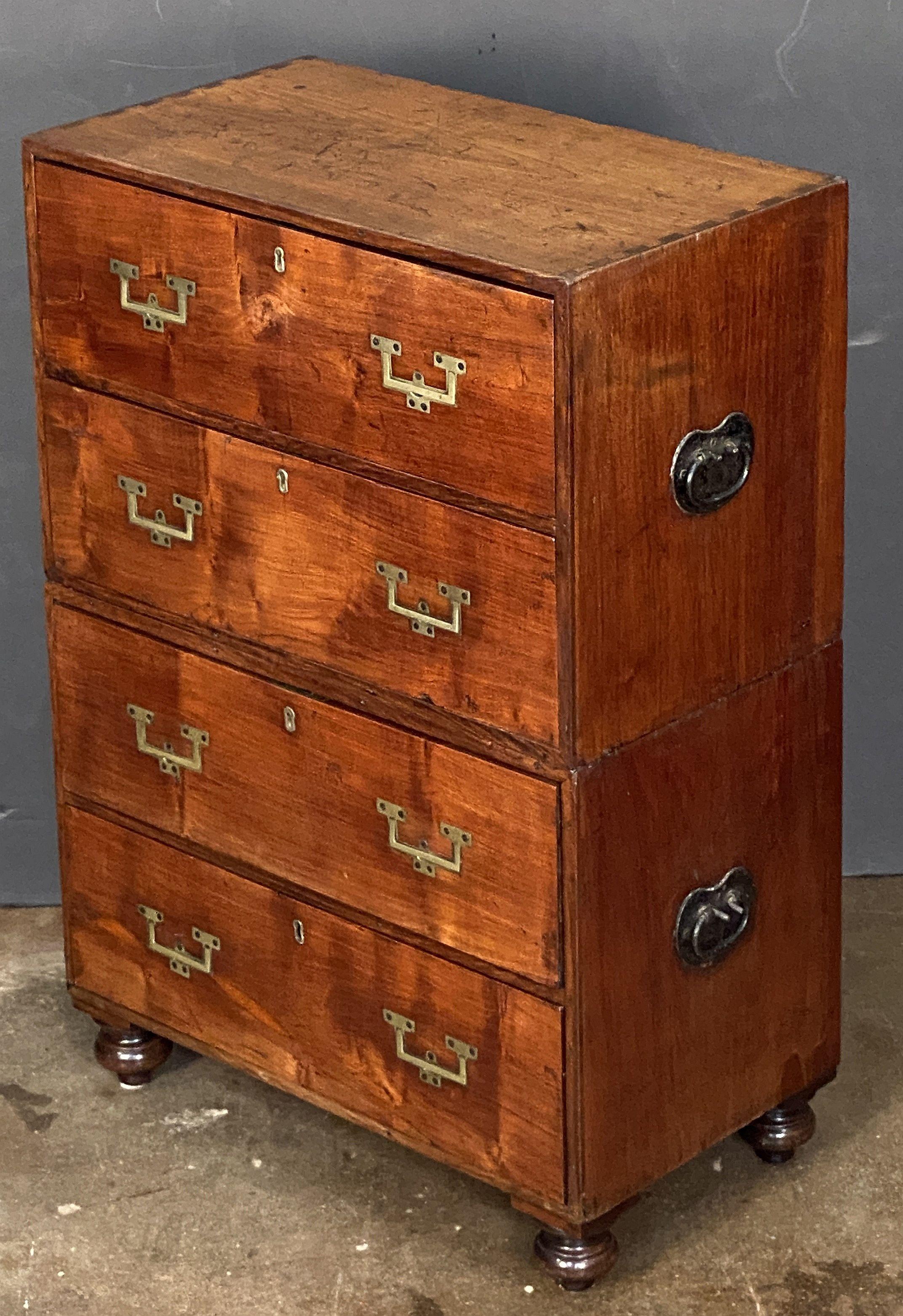 Stile Campaign British Military Officer's Campaign Chest or Dresser of Brass-Bound Mahogany in vendita