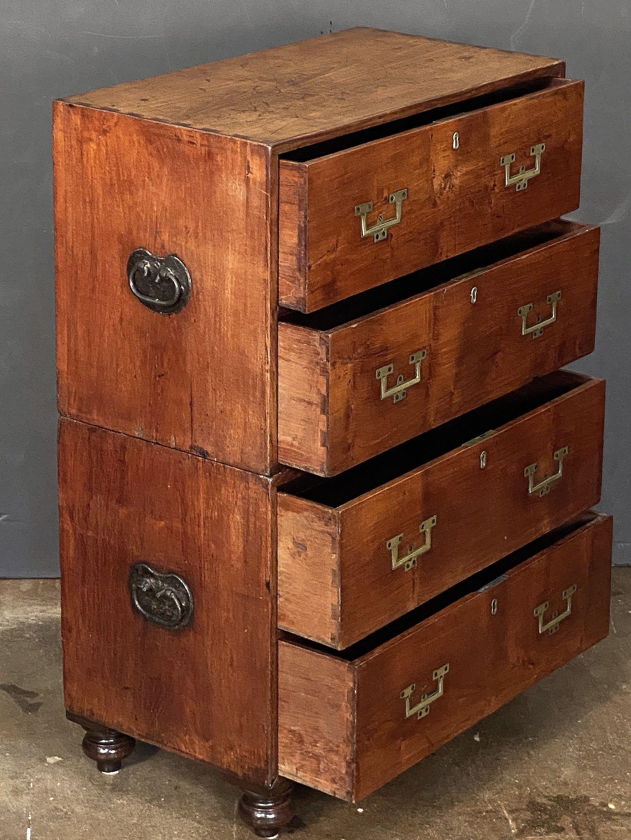 Metallo British Military Officer's Campaign Chest or Dresser of Brass-Bound Mahogany in vendita