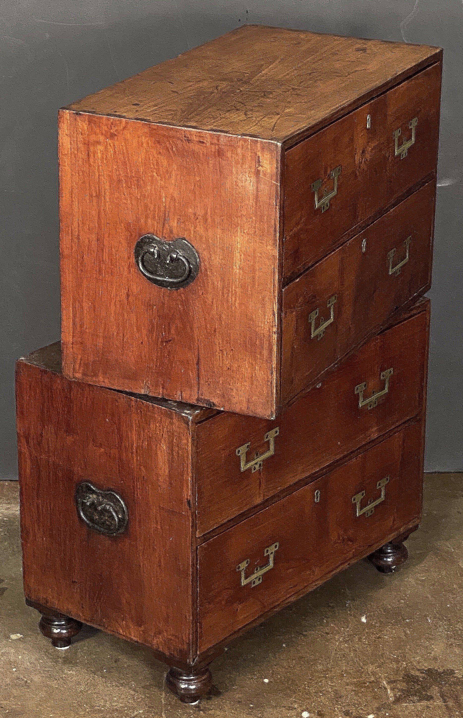 British Military Officer's Campaign Chest or Dresser of Brass-Bound Mahogany in vendita 1
