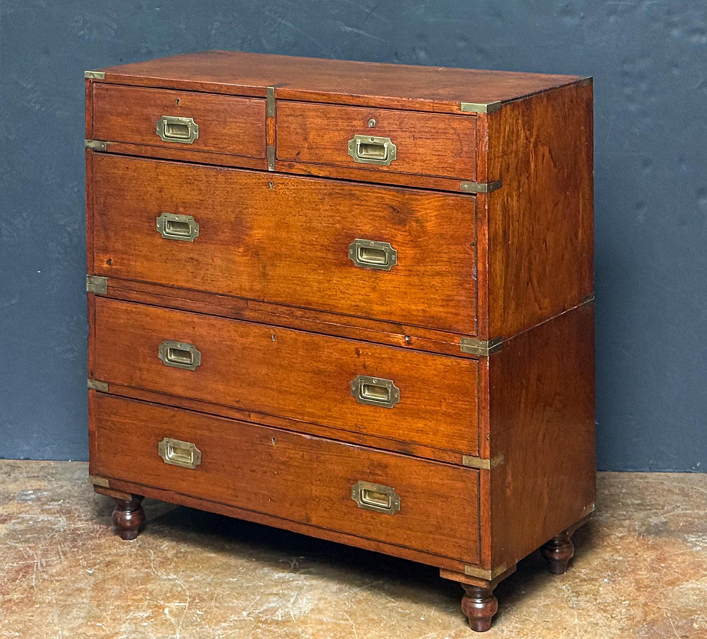Stile Campaign British Military Officer's Campaign Chest or Dresser of Brass-Bound Teak in vendita
