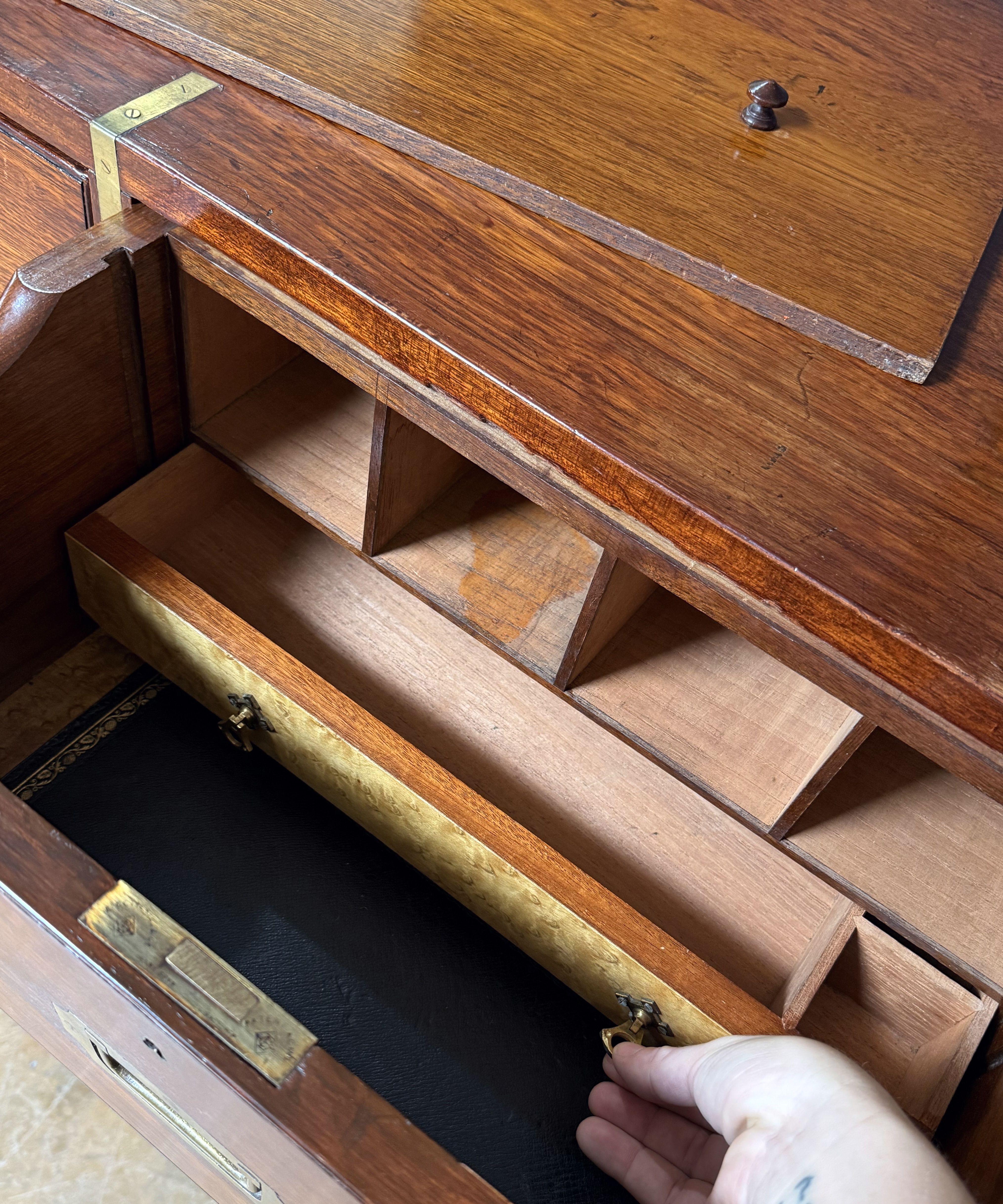 British Military Officer's Campaign Secretary Chest of Brass-Bound Wood in vendita 2