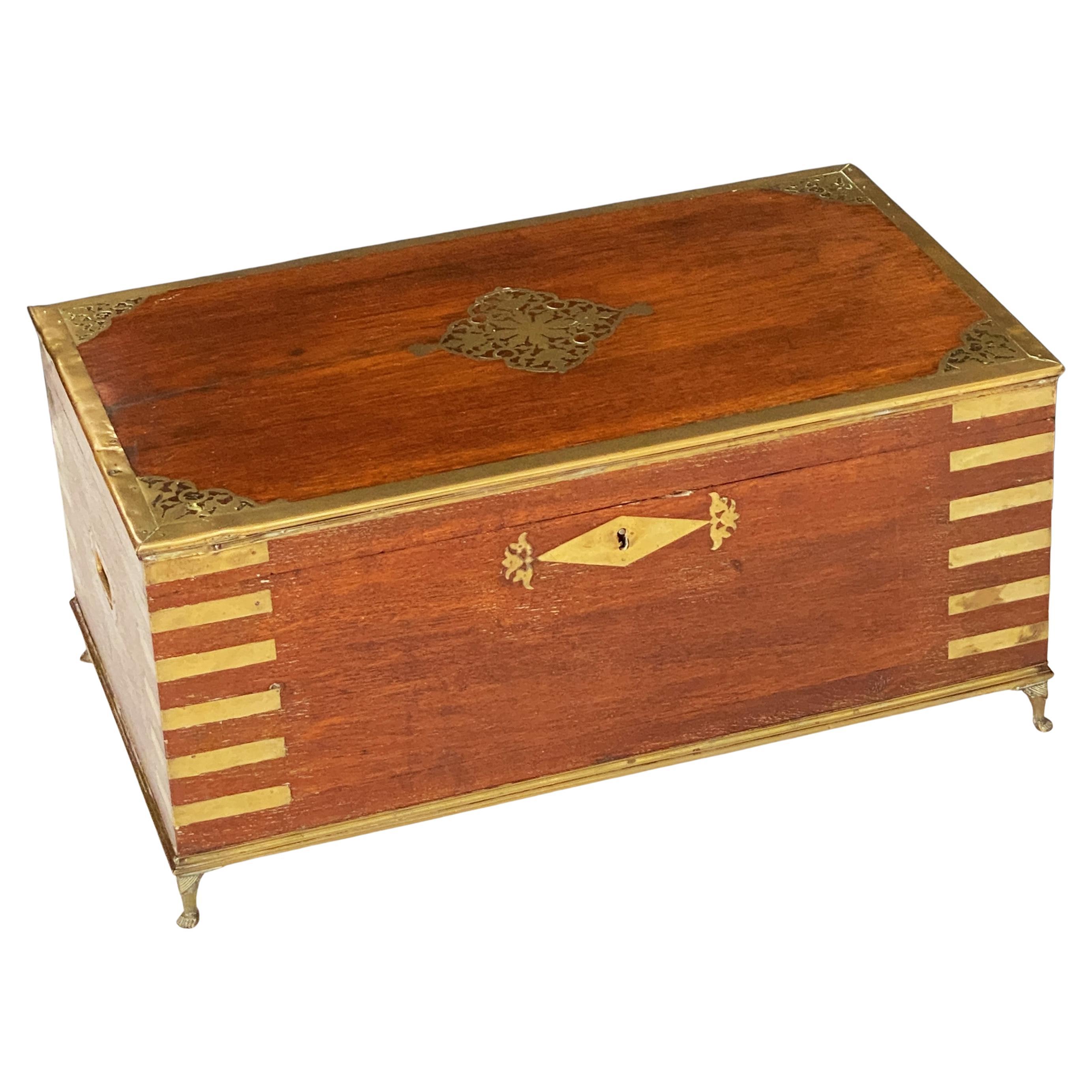 Baúl de Campaña o Caja de Papelería de Oficial Militar Británico de Teca con Latón en venta