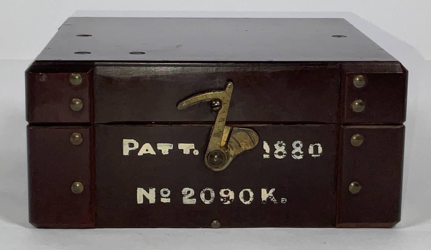 Cercle d'azimut 1880 vintage de l'armée britannique dans son étui d'origine avec la peinture d'origine sur les cercles et le cadre du filtre. Garniture en laiton laqué. La boîte en bois robuste a des coins renforcés et porte le lettrage Patt peint à