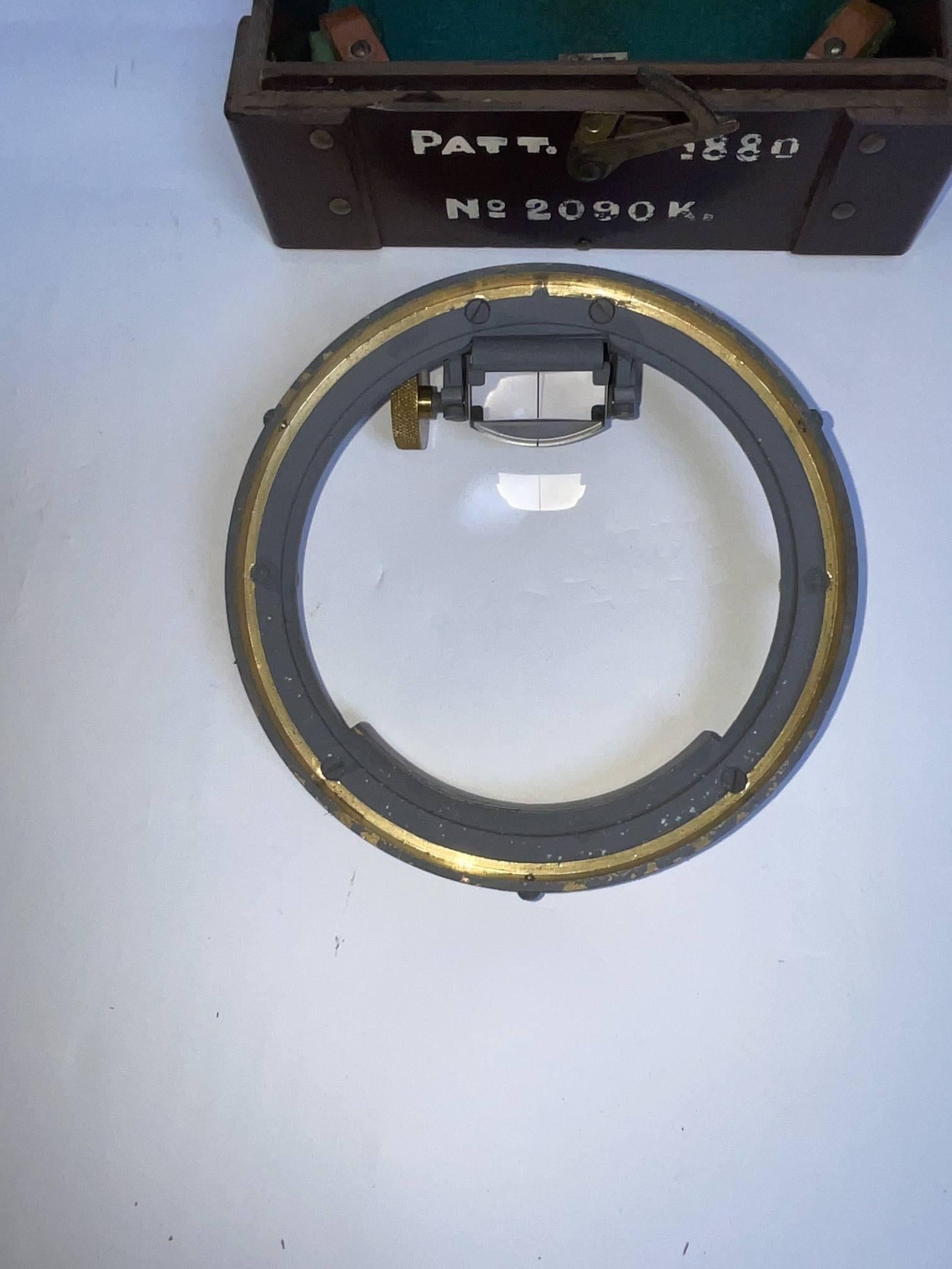 Cercle d'azimut militaire britannique de la Seconde Guerre mondiale dans sa boîte Bon état - En vente à Norwell, MA