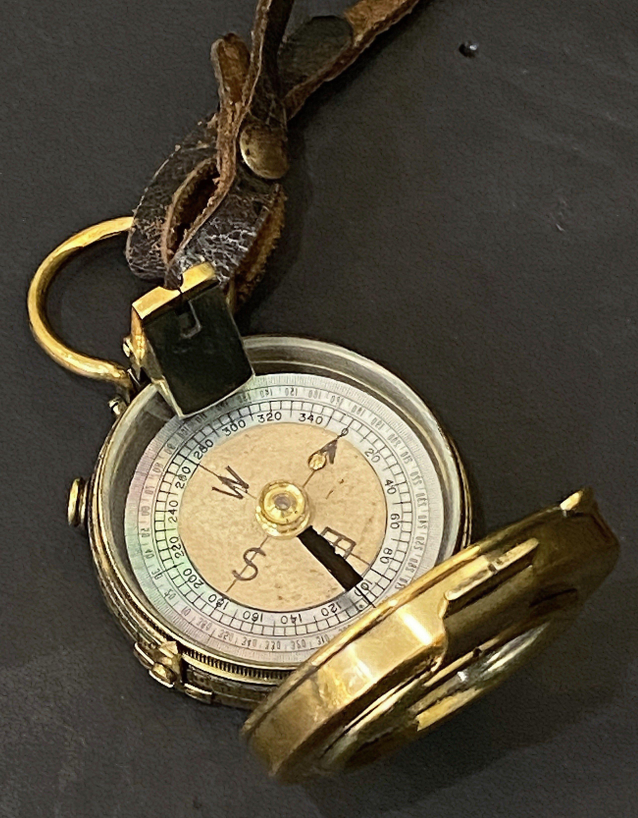 British Militray Officer's WWI Marconi Marching Compass with Lanyard Strap In Good Condition In Austin, TX