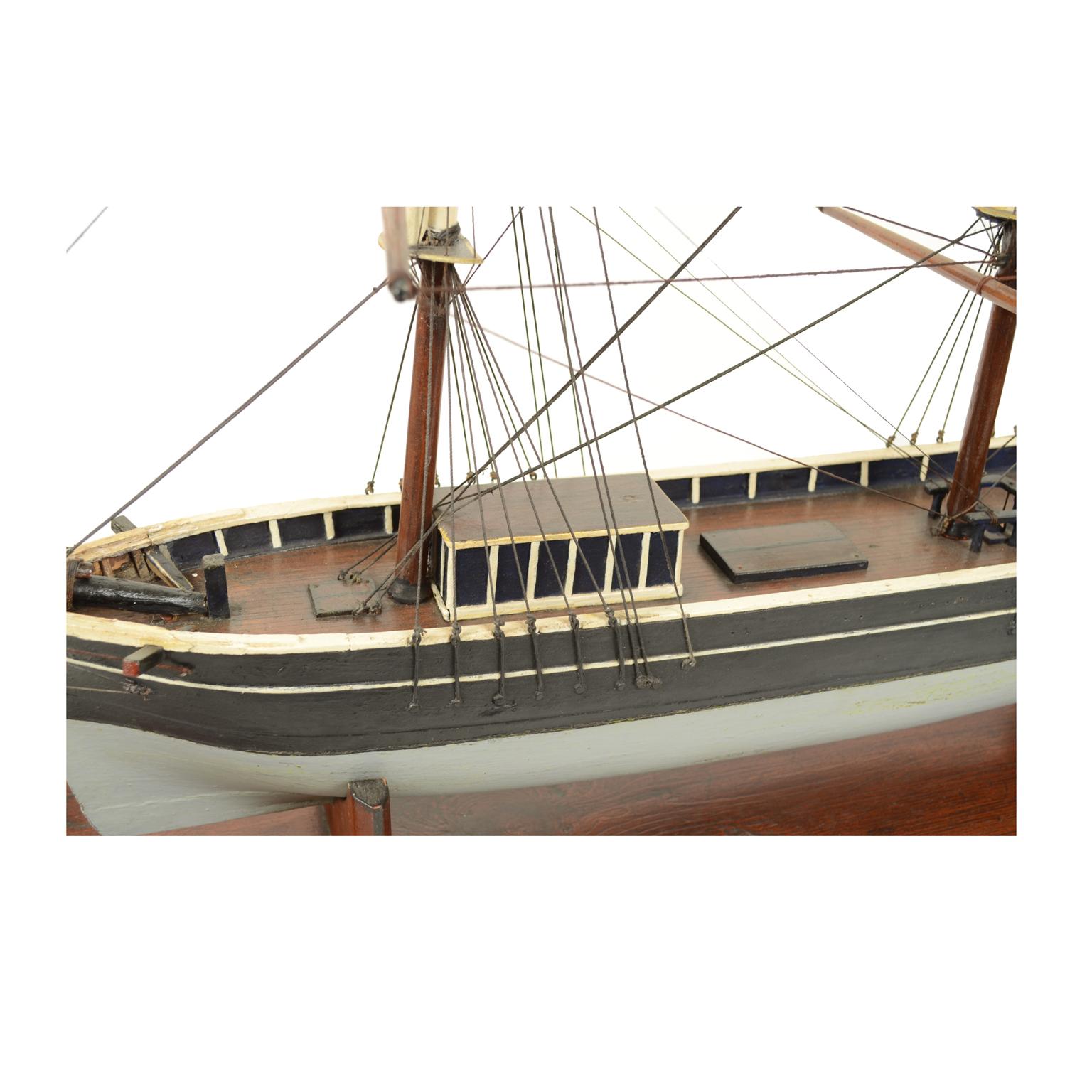 Antique Wood Nautical British Scale Model of Brig with Three Masts , Early 1900 In Good Condition For Sale In Milan, IT