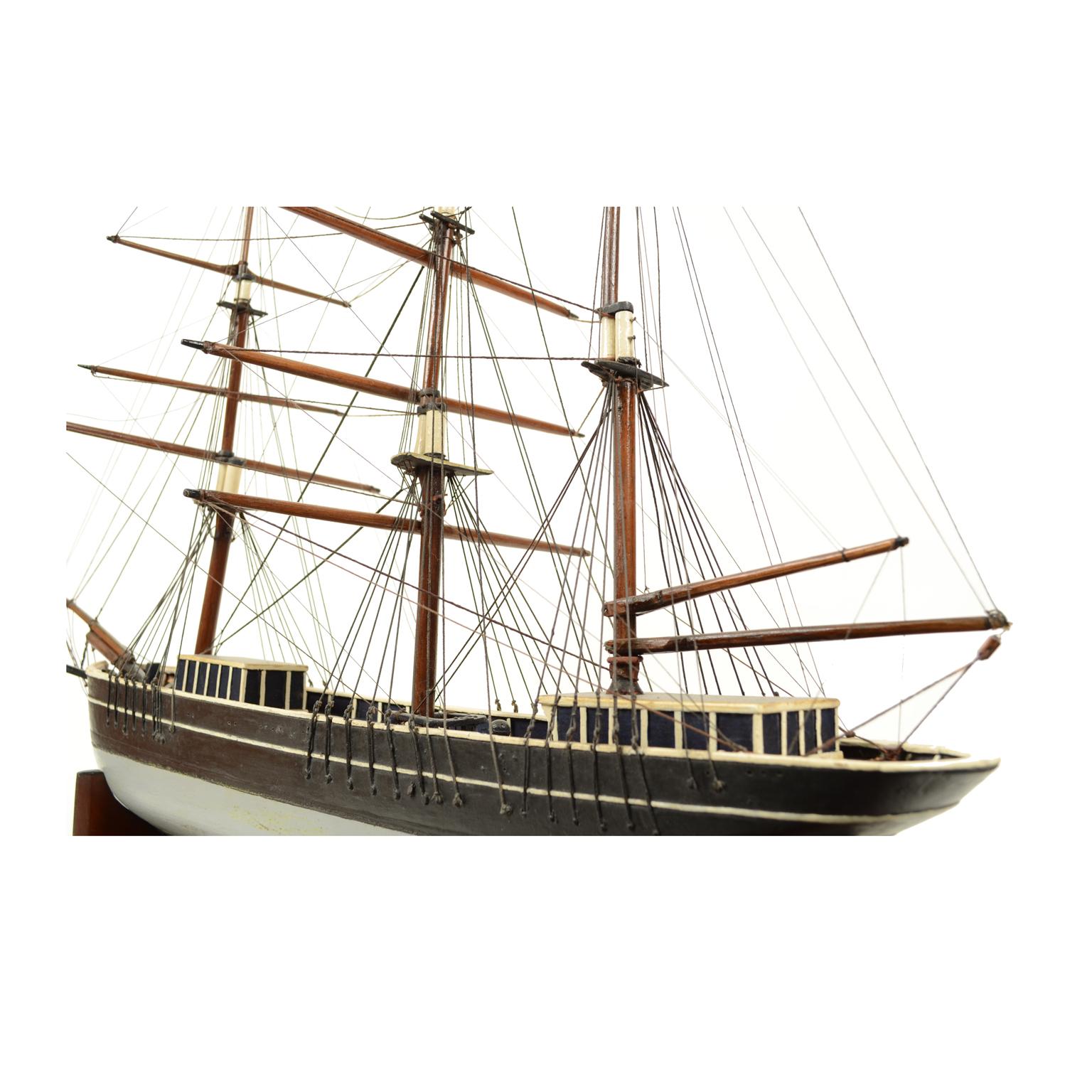 Antique Wood Nautical British Scale Model of Brig with Three Masts , Early 1900 In Good Condition For Sale In Milan, IT
