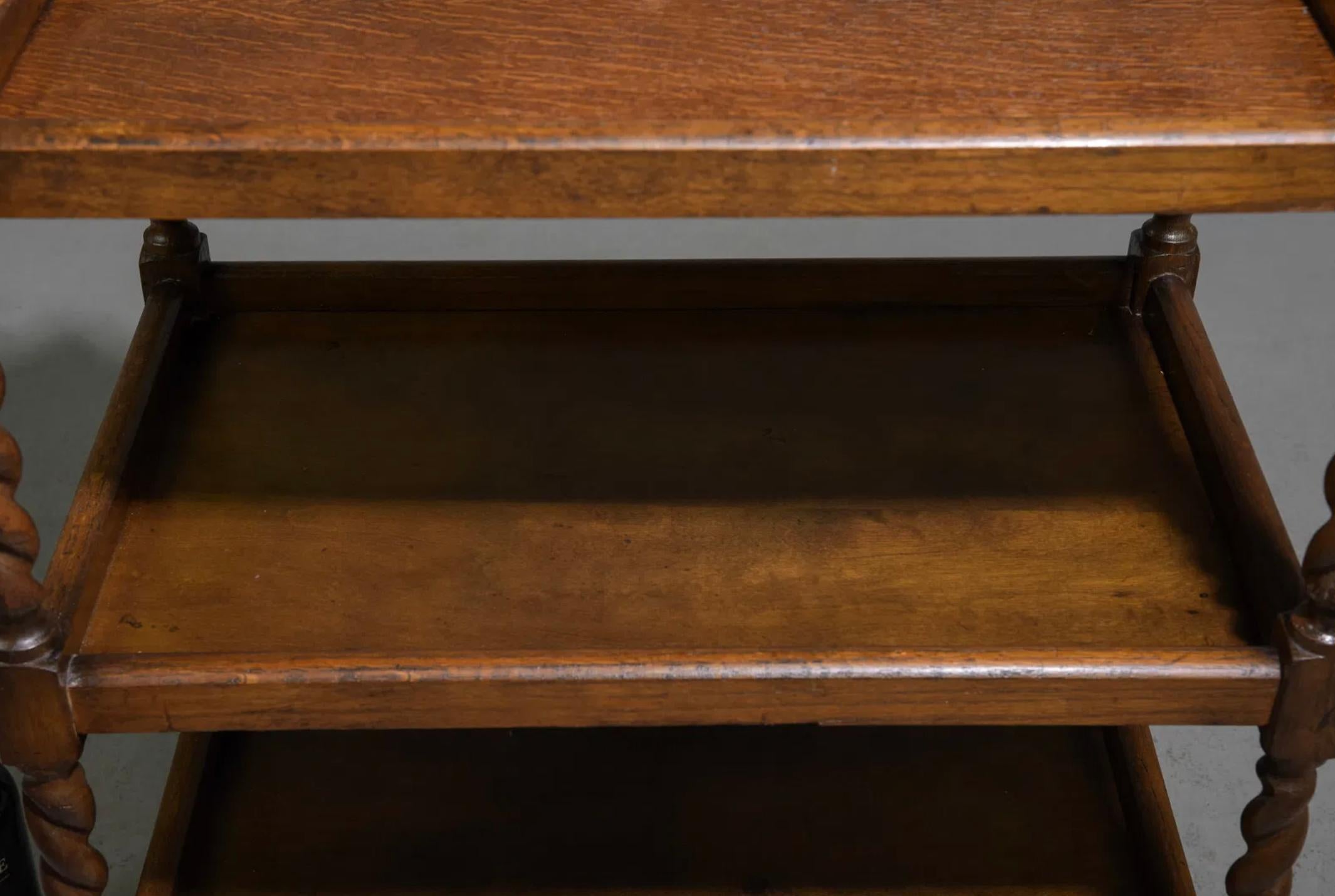 Anglais Chariot à trois étages Barley Twist de British Oak en vente