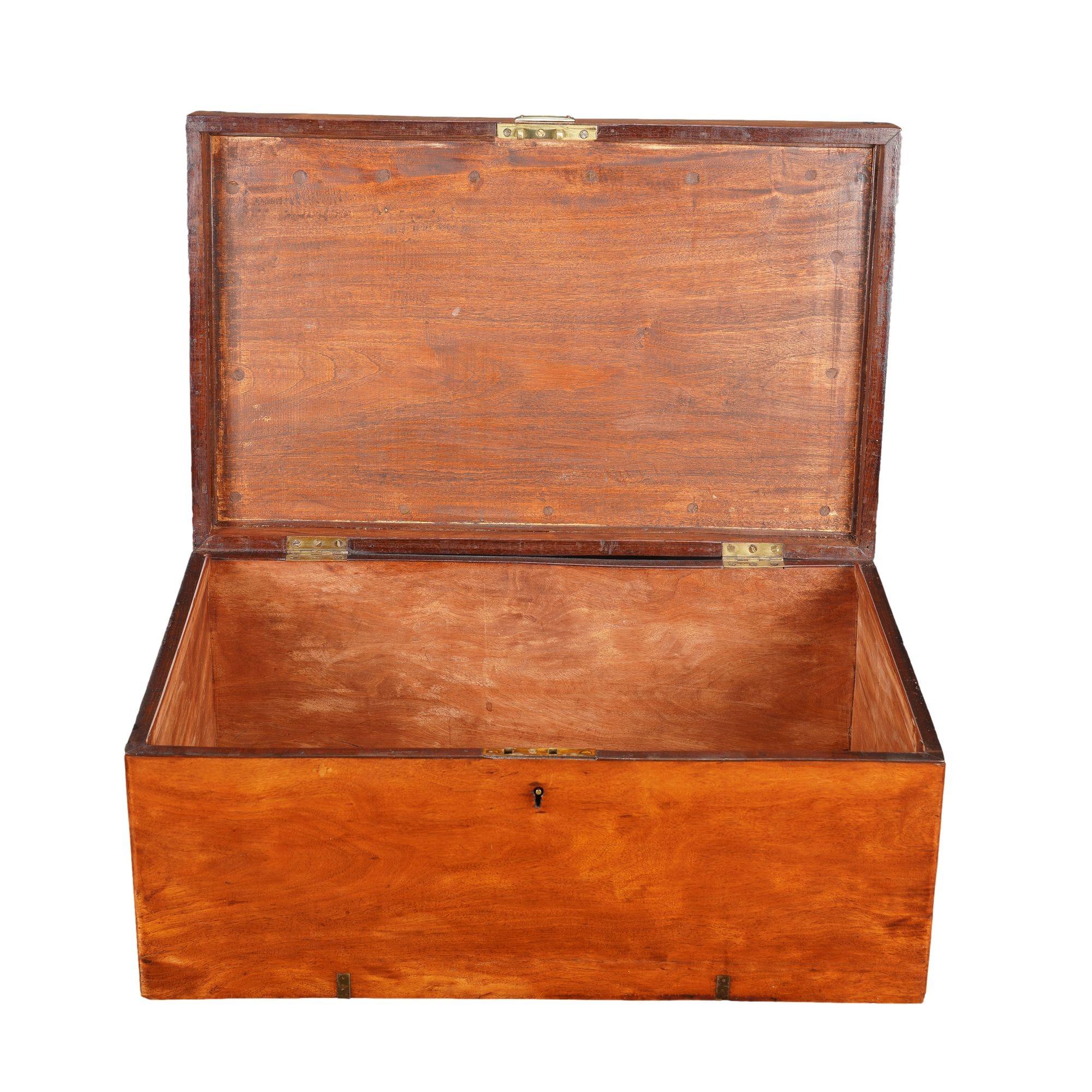 British officer’s trunk in mahogany and brass, 1830 For Sale 5