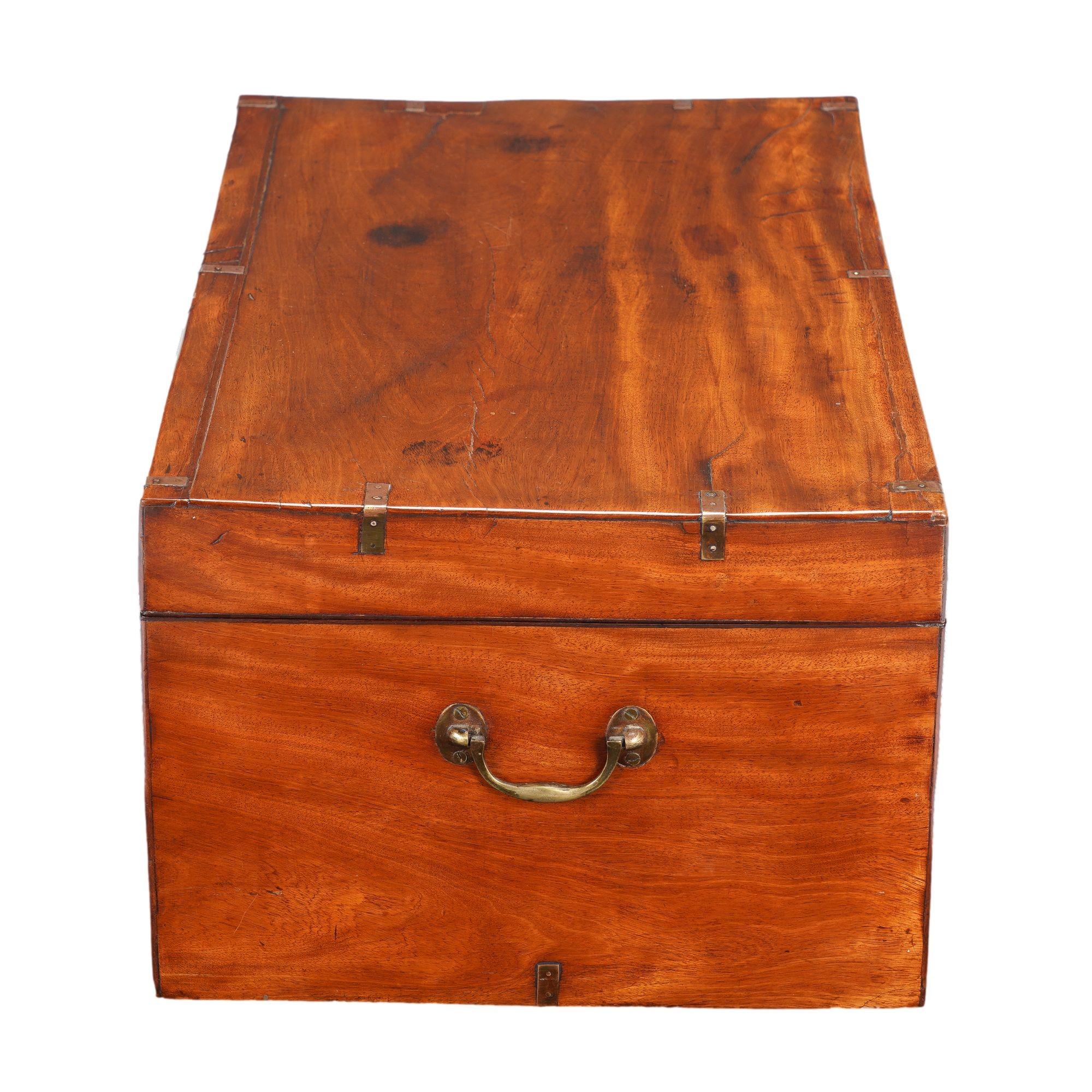 British officer’s trunk in mahogany and brass, 1830 In Good Condition For Sale In Kenilworth, IL