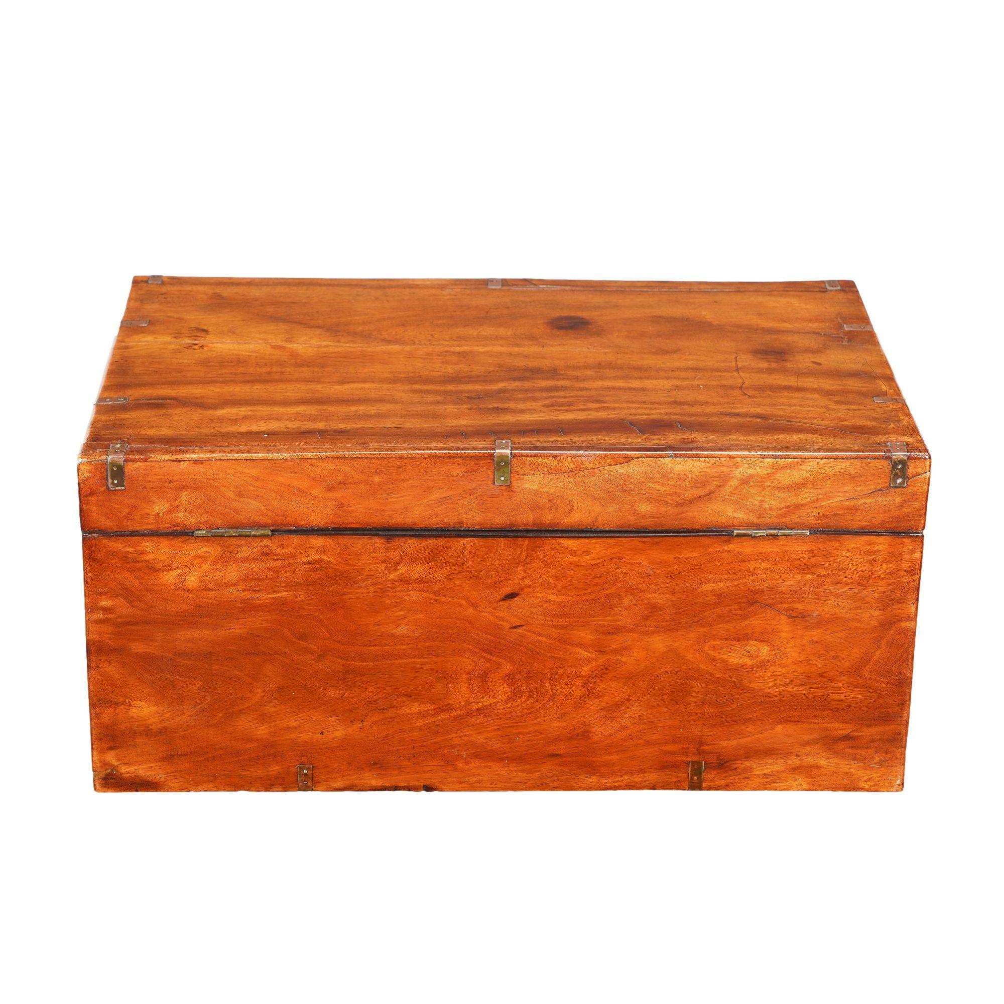 Brass British officer’s trunk in mahogany and brass, 1830 For Sale