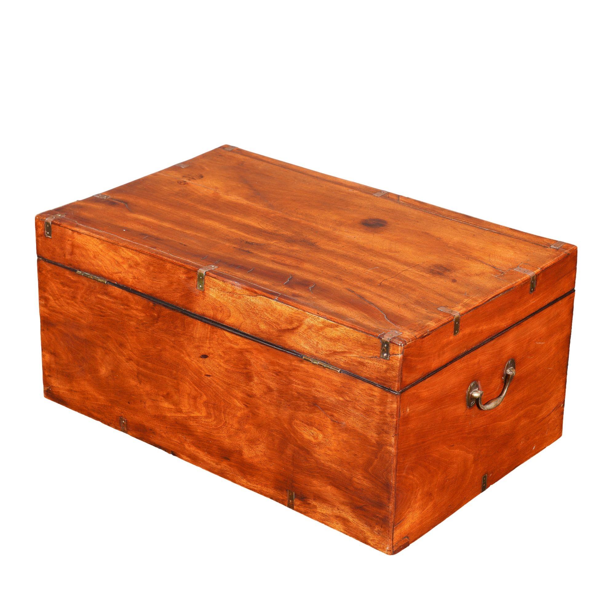 British officer’s trunk in mahogany and brass, 1830 For Sale 1