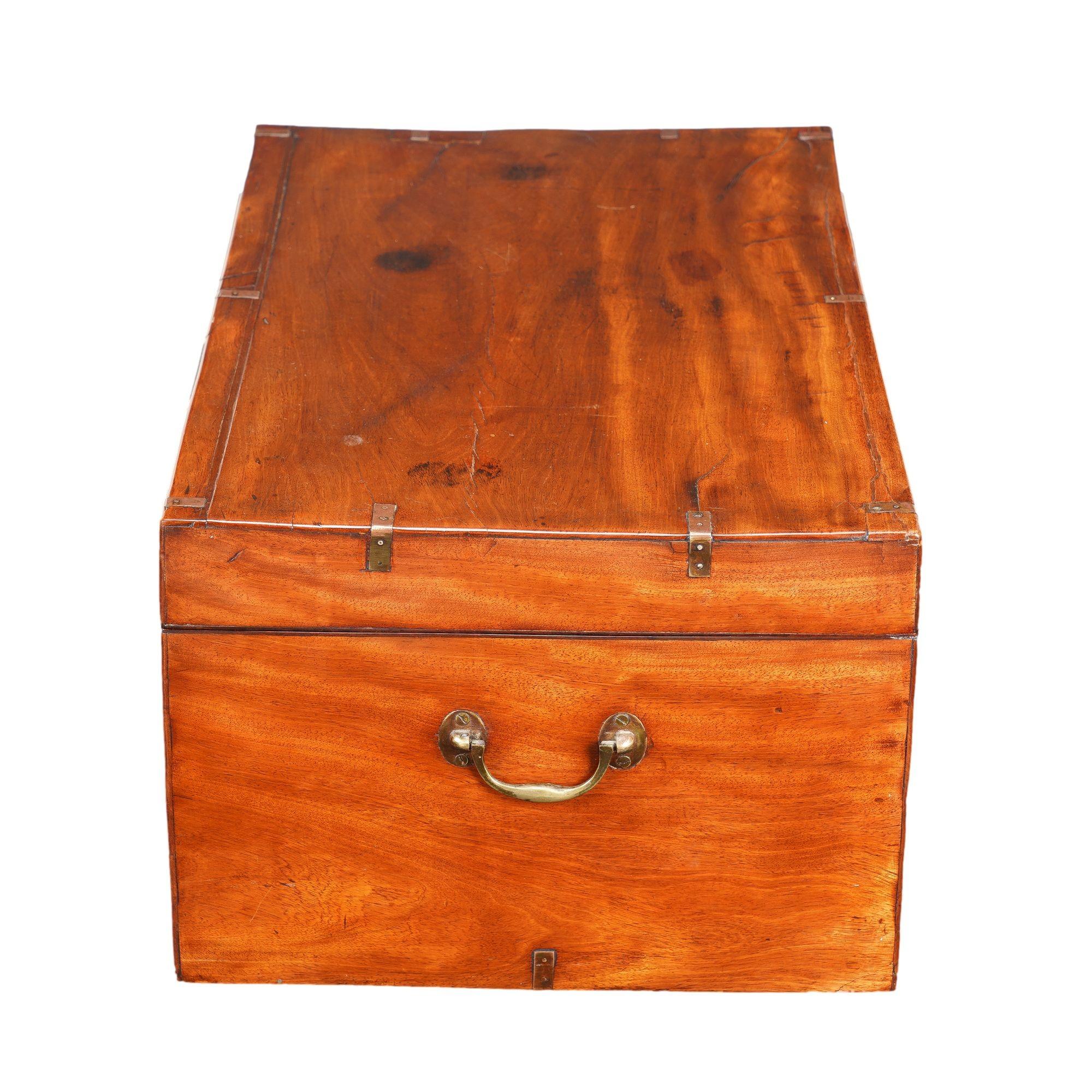 British officer’s trunk in mahogany and brass, 1830 For Sale 2