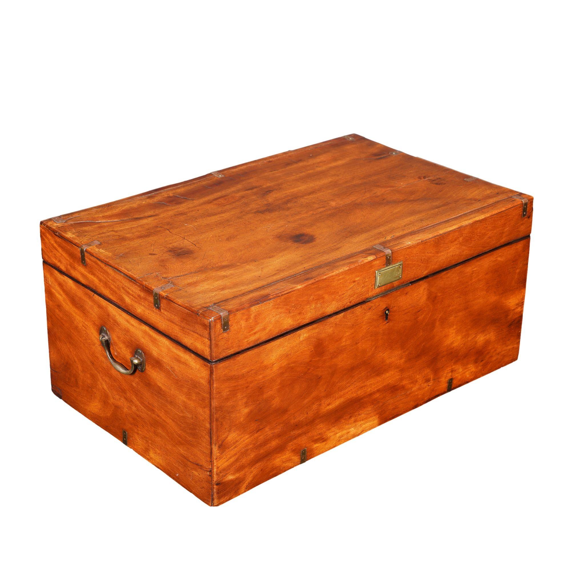 British officer’s trunk in mahogany and brass, 1830 For Sale 3