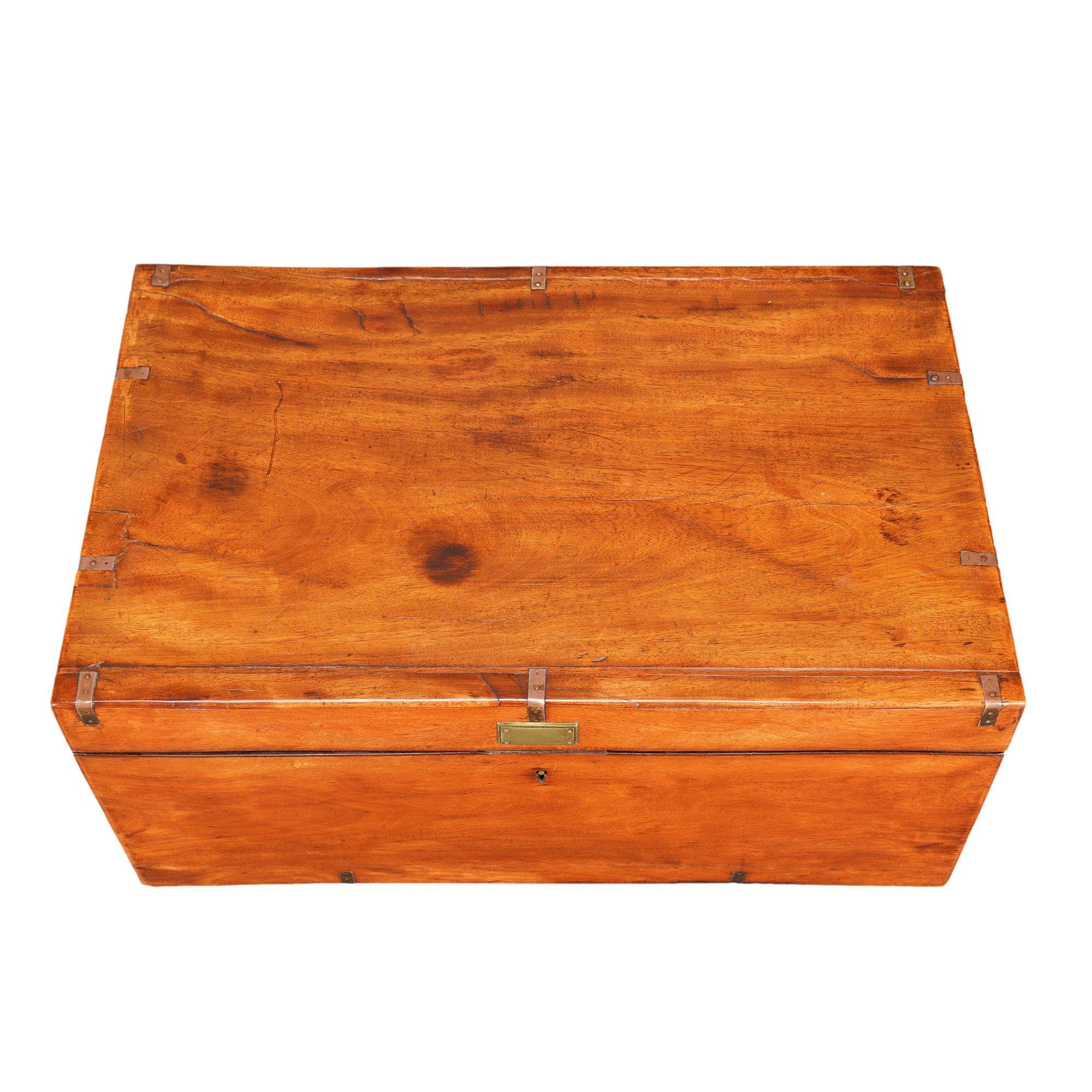 British officer’s trunk in mahogany and brass, 1830 For Sale 4