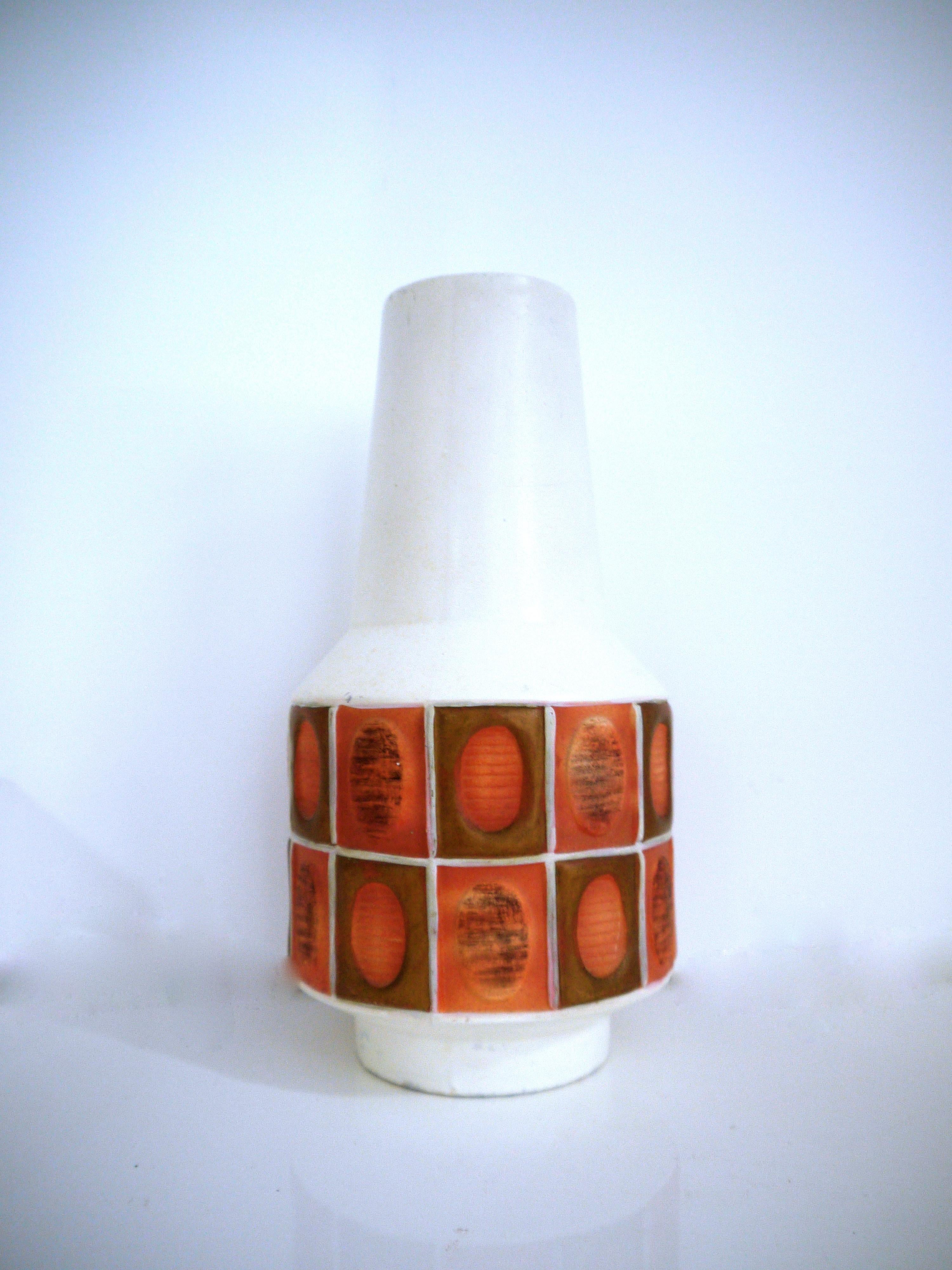British pop-art 1960s studio vase cream with abstract band made in Sussex, 1965

Sussex is a County in the South of England renowned for its pottery even today. One of the most well-known being that of Rye Pottery.
Measures:
Height 28