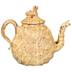 Teekanne und Deckel aus britischer Keramik mit Pektinmuschel aus massivem Achat:: um 1755-1760