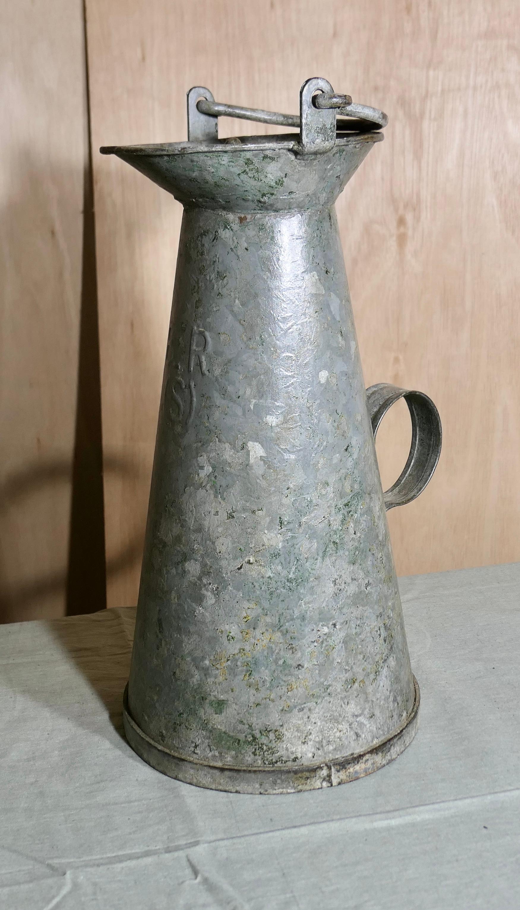 Caraffa per acqua zincata British Rail (S)

Un bel pezzo, alto e di forma conica, con maniglia per il trasporto sulla parte superiore e con B R (S) impresso sulla parte anteriore e un coperchio incernierato all'interno.
La brocca è alta 23 pollici e