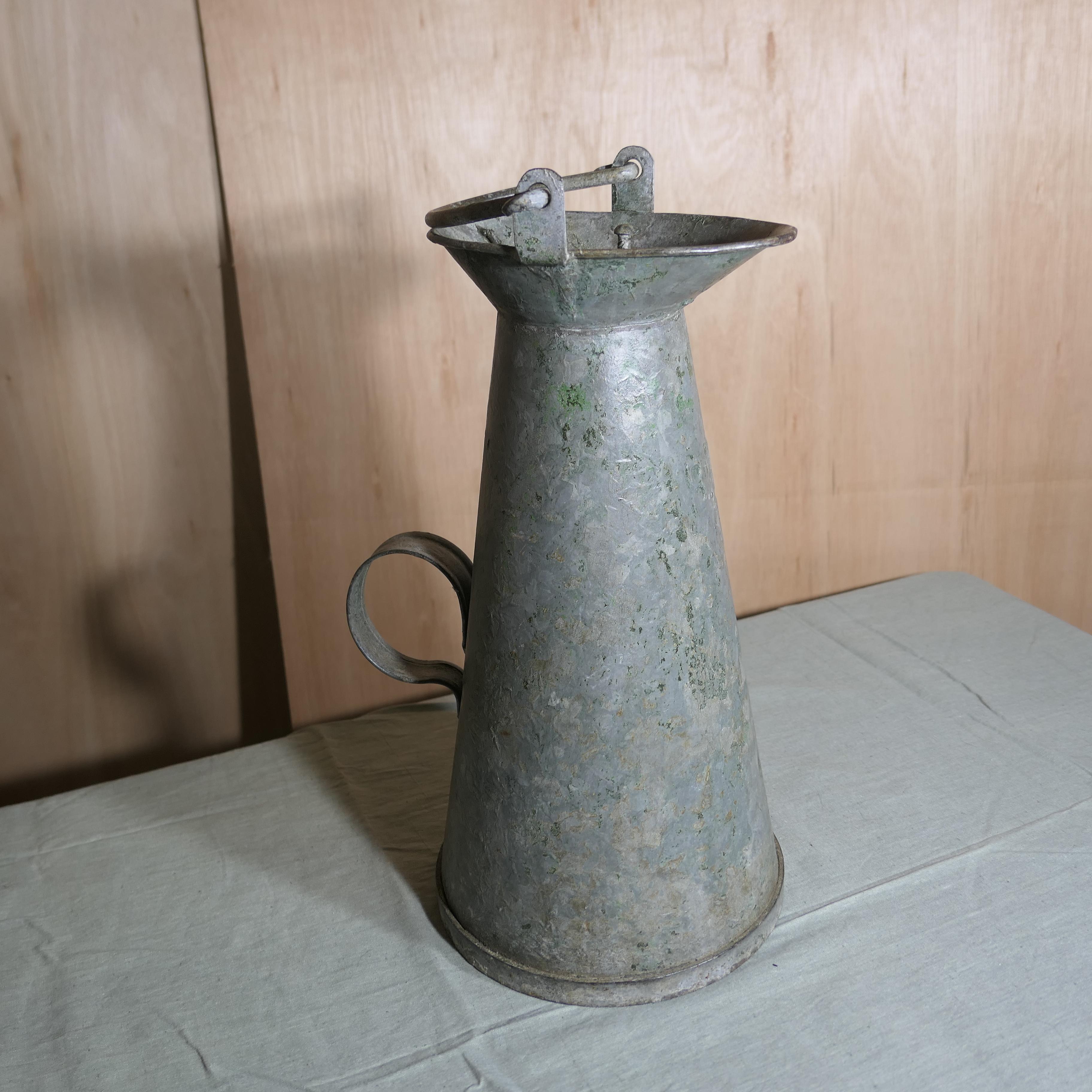 Metà XX secolo Caraffa per acqua zincata British Rail (S)  Un bel pezzo, alto e conico in vendita