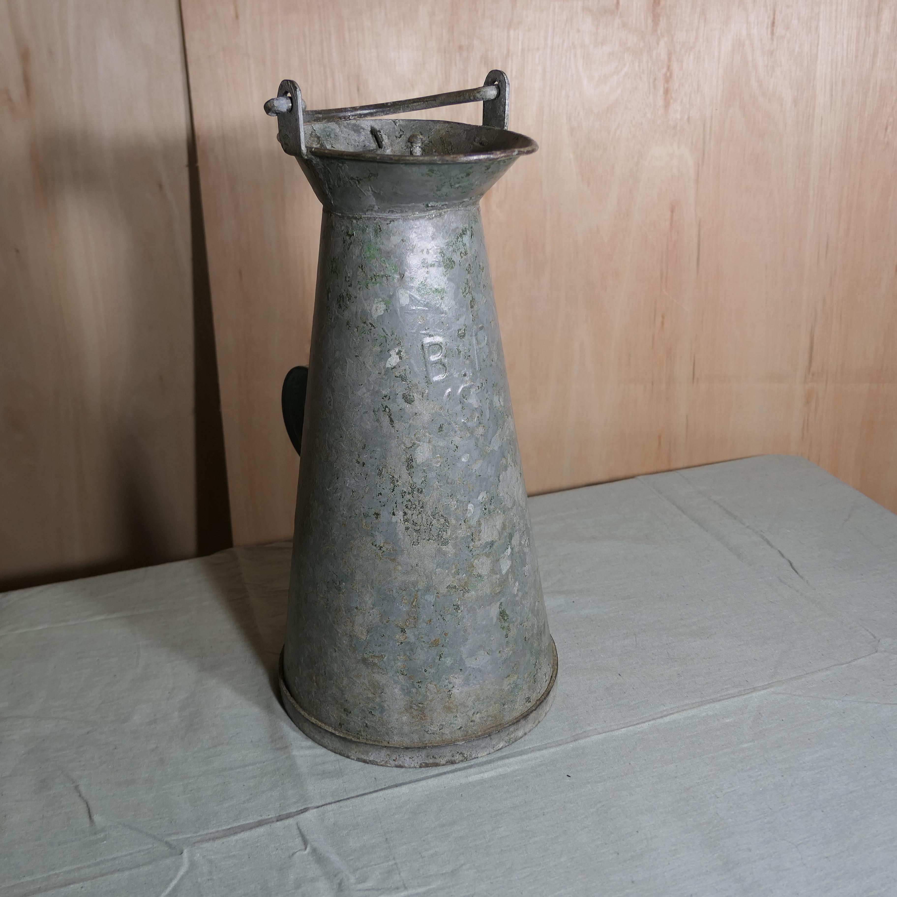 Metallo Caraffa per acqua zincata British Rail (S)  Un bel pezzo, alto e conico in vendita