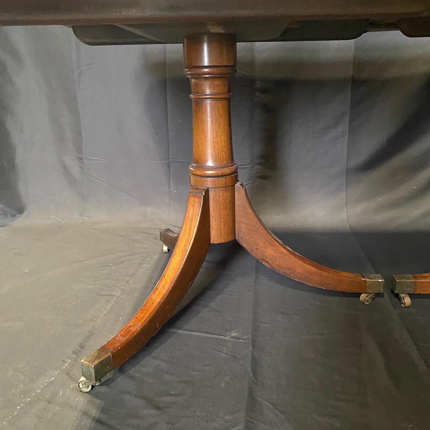 British Regency Duncan Phyfe Style Mahogany Double Pedestal Dining Table In Good Condition For Sale In Hopewell, NJ