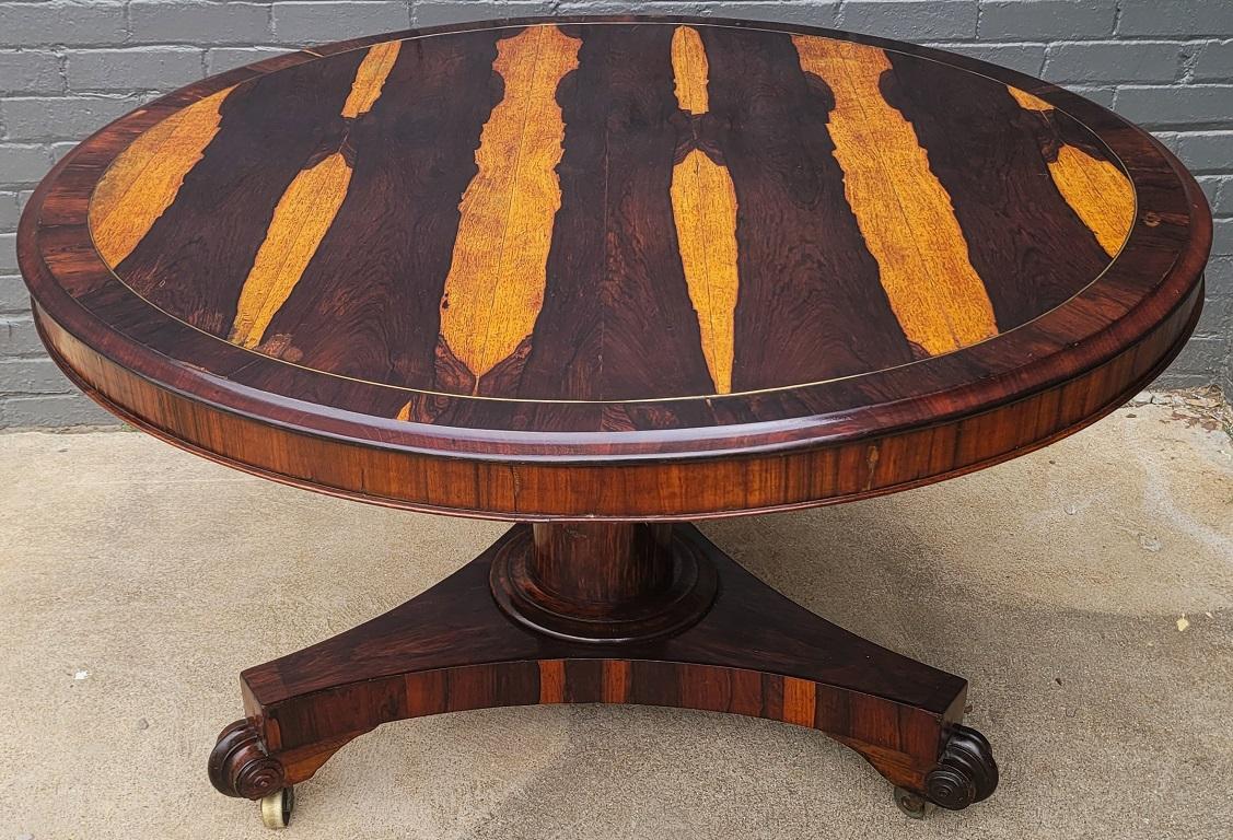 Table centrale à plateau basculant de style Régence britannique avec placages exceptionnels en vente 3