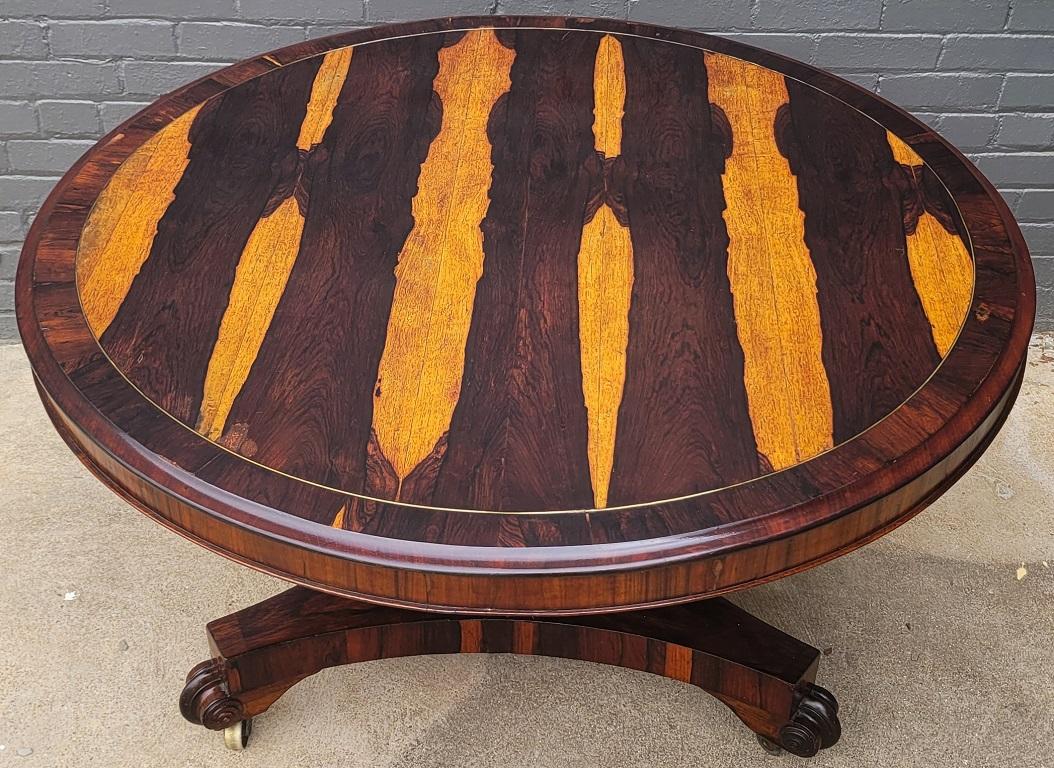 Laiton Table centrale à plateau basculant de style Régence britannique avec placages exceptionnels en vente