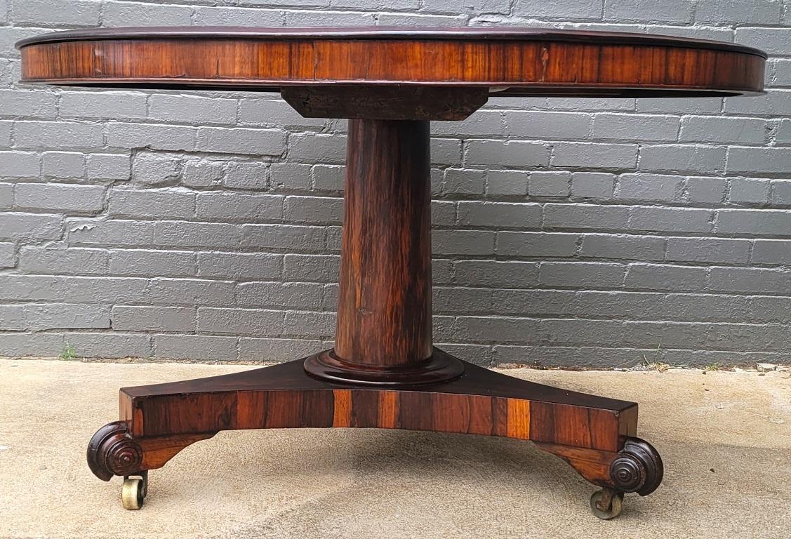 Table centrale à plateau basculant de style Régence britannique avec placages exceptionnels en vente 1