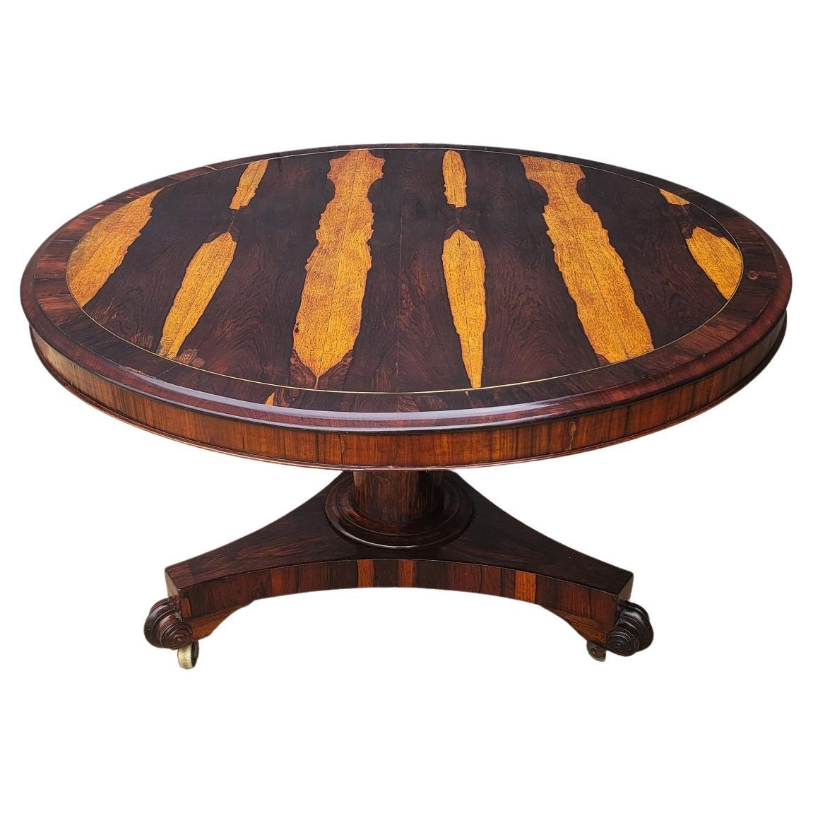 Table centrale à plateau basculant de style Régence britannique avec placages exceptionnels
